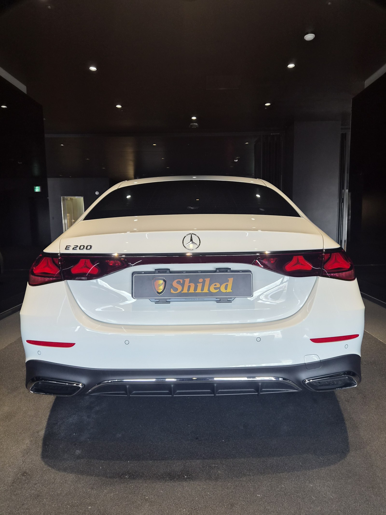 벤츠 E200 AMG라인 백색 후면 - 부산 유리막코팅