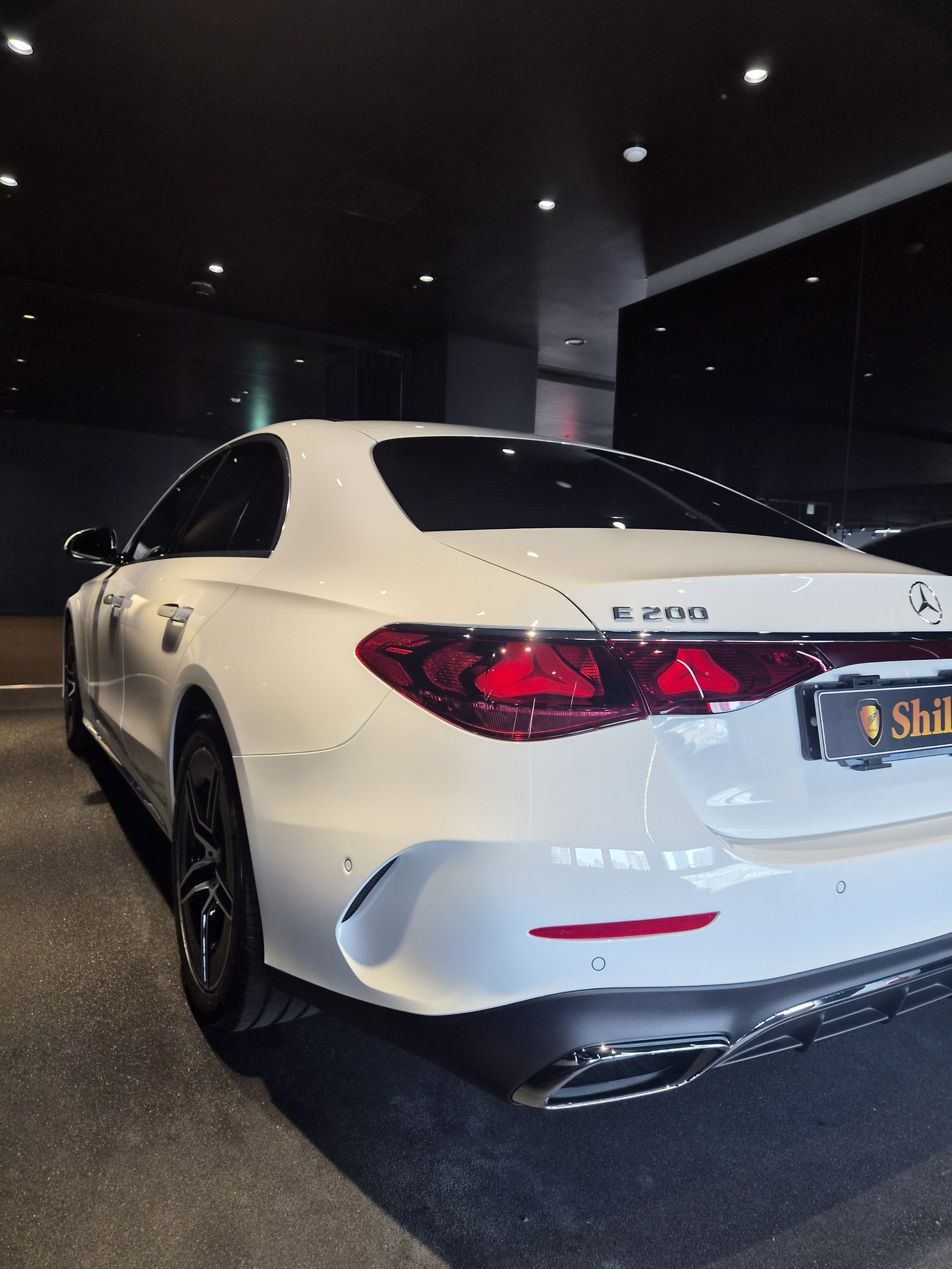 벤츠 E200 AMG라인 백색 후측면2 - 부산 쉴드광택 신차코팅