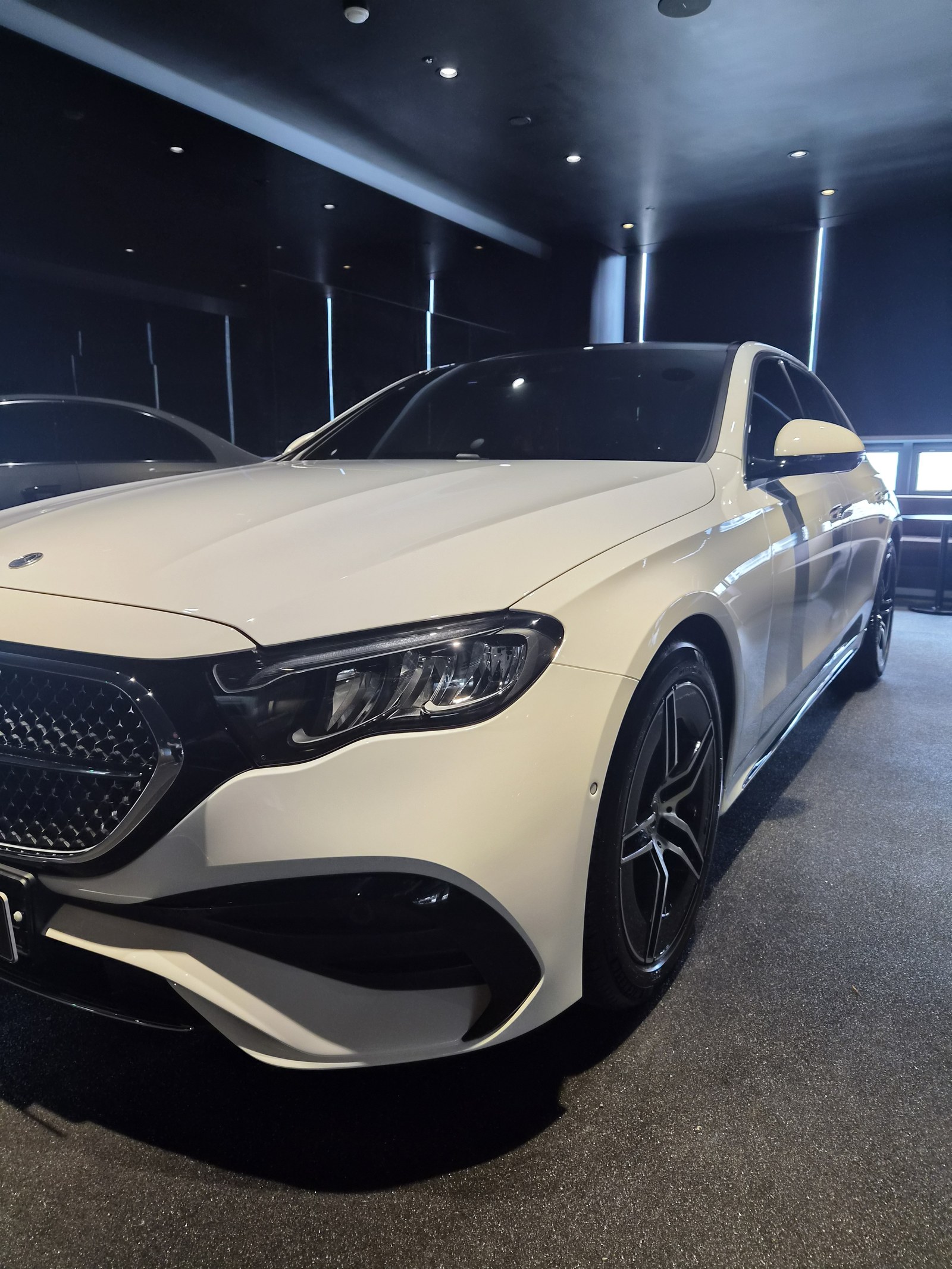 벤츠 E200 AMG라인 백색 전측면 마무리 - 부산 유리막코팅