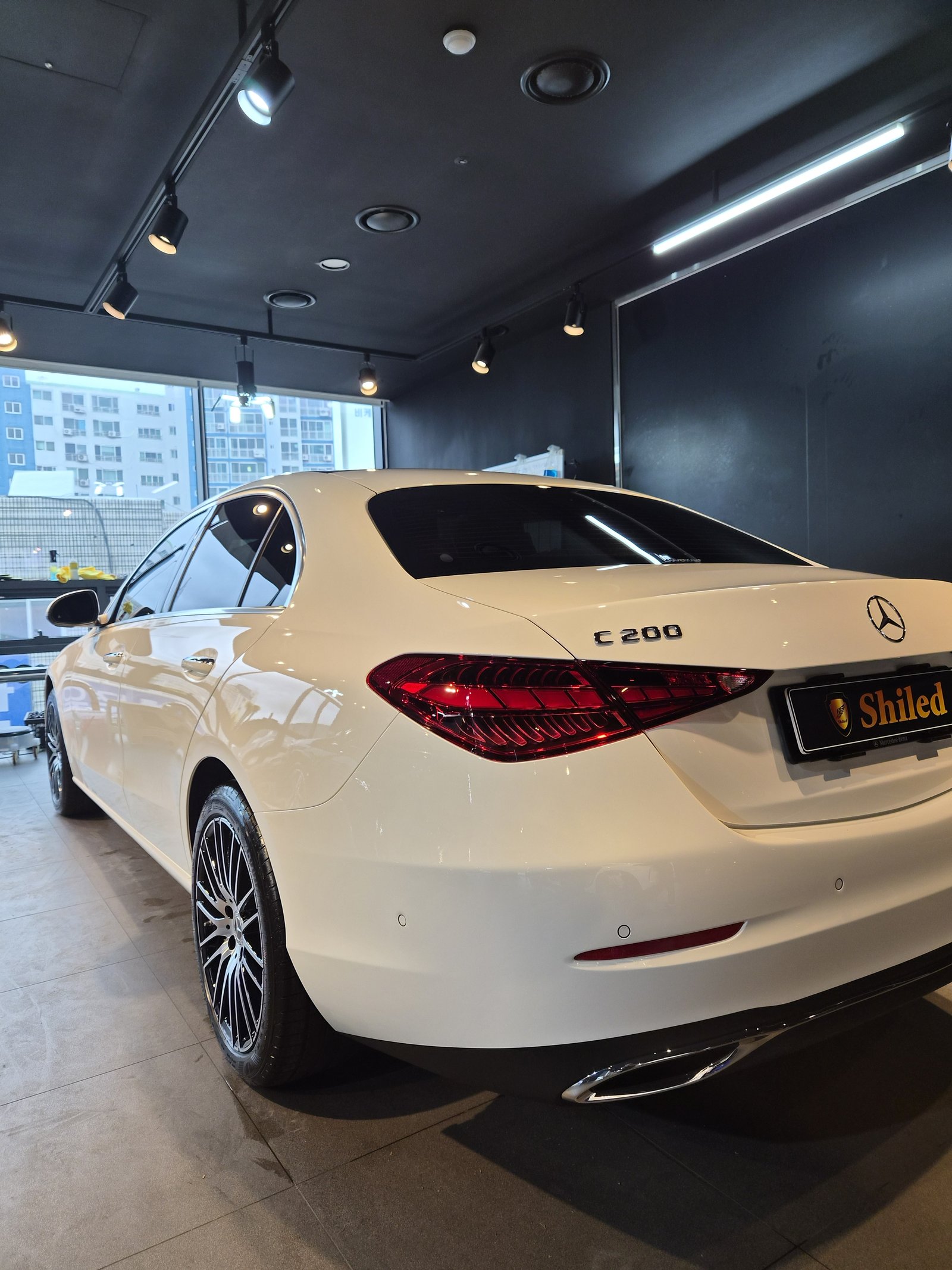 유리막코팅 - C200 백색 신차 후측면