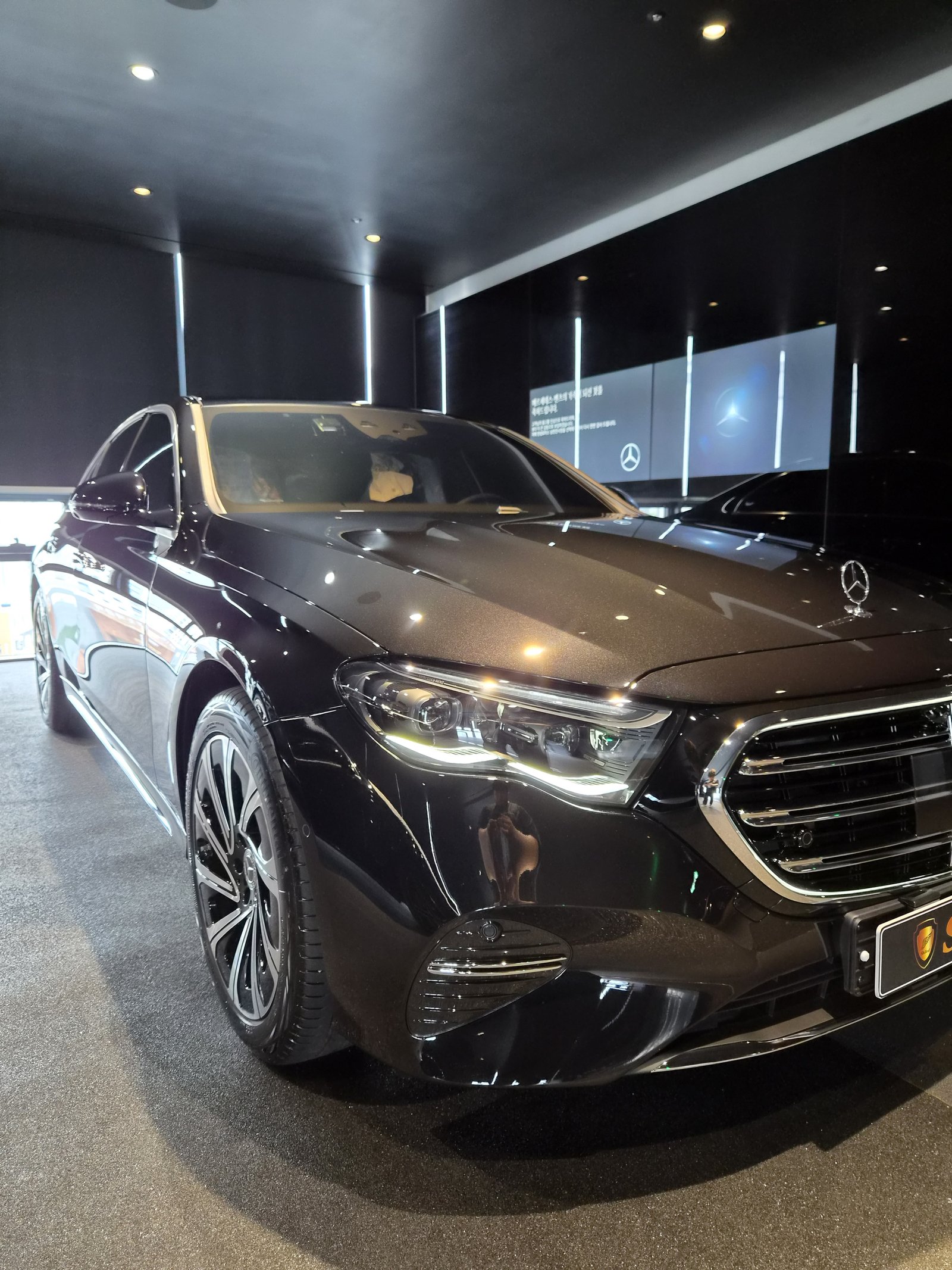 벤츠 E300 검정 신차 전측면 글로시 - 유리막코팅