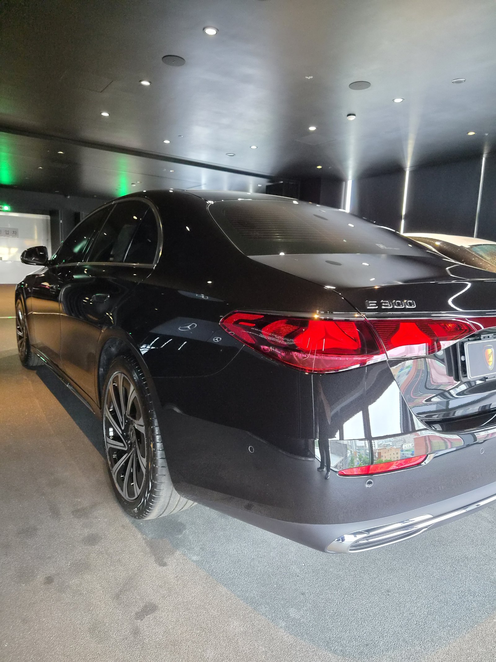 벤츠 E300 검정 신차 후측면 - 유리막코팅 F5