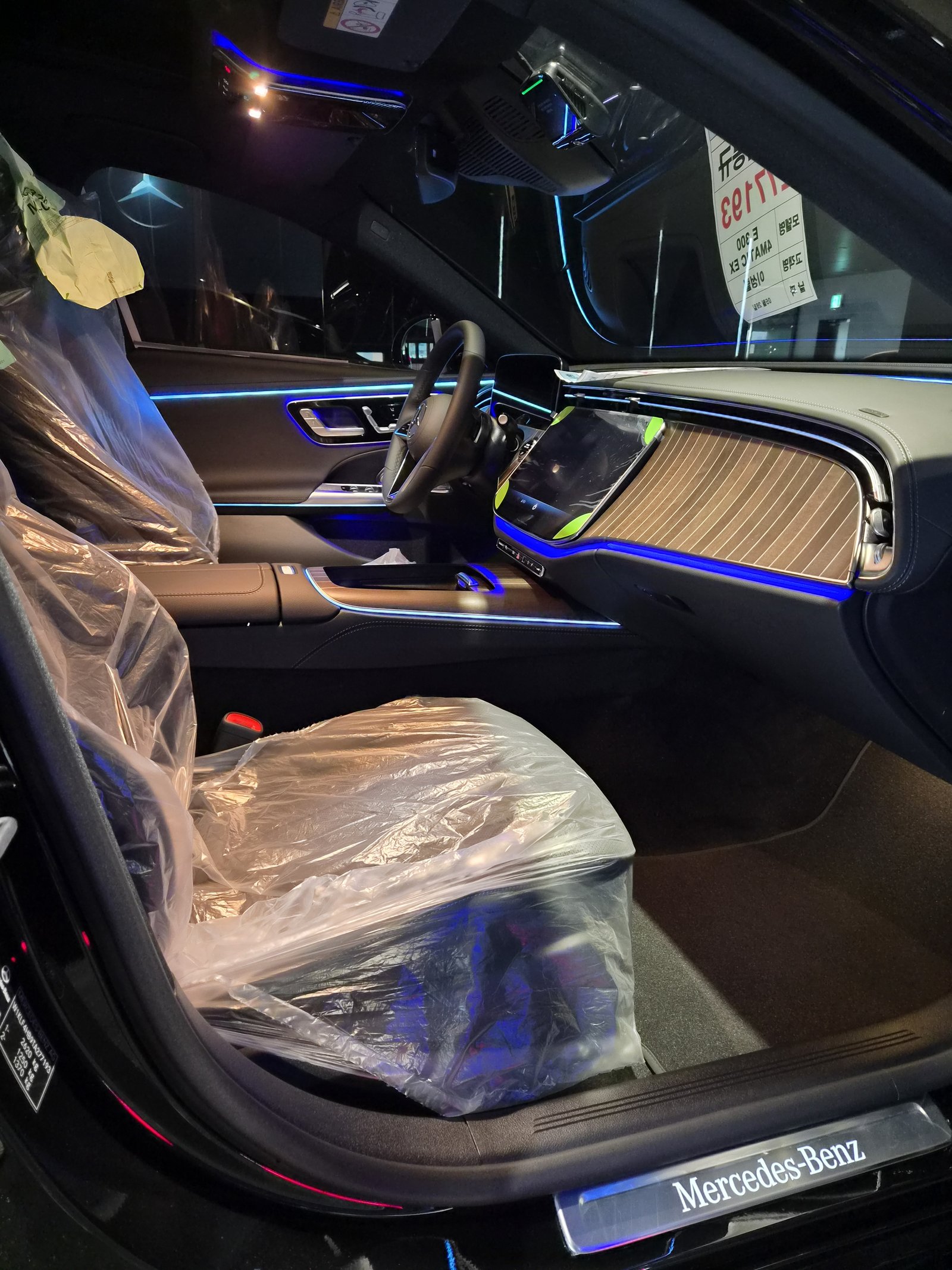 벤츠 E300 신차 실내 - 출고 전 보호비닐 컨디션