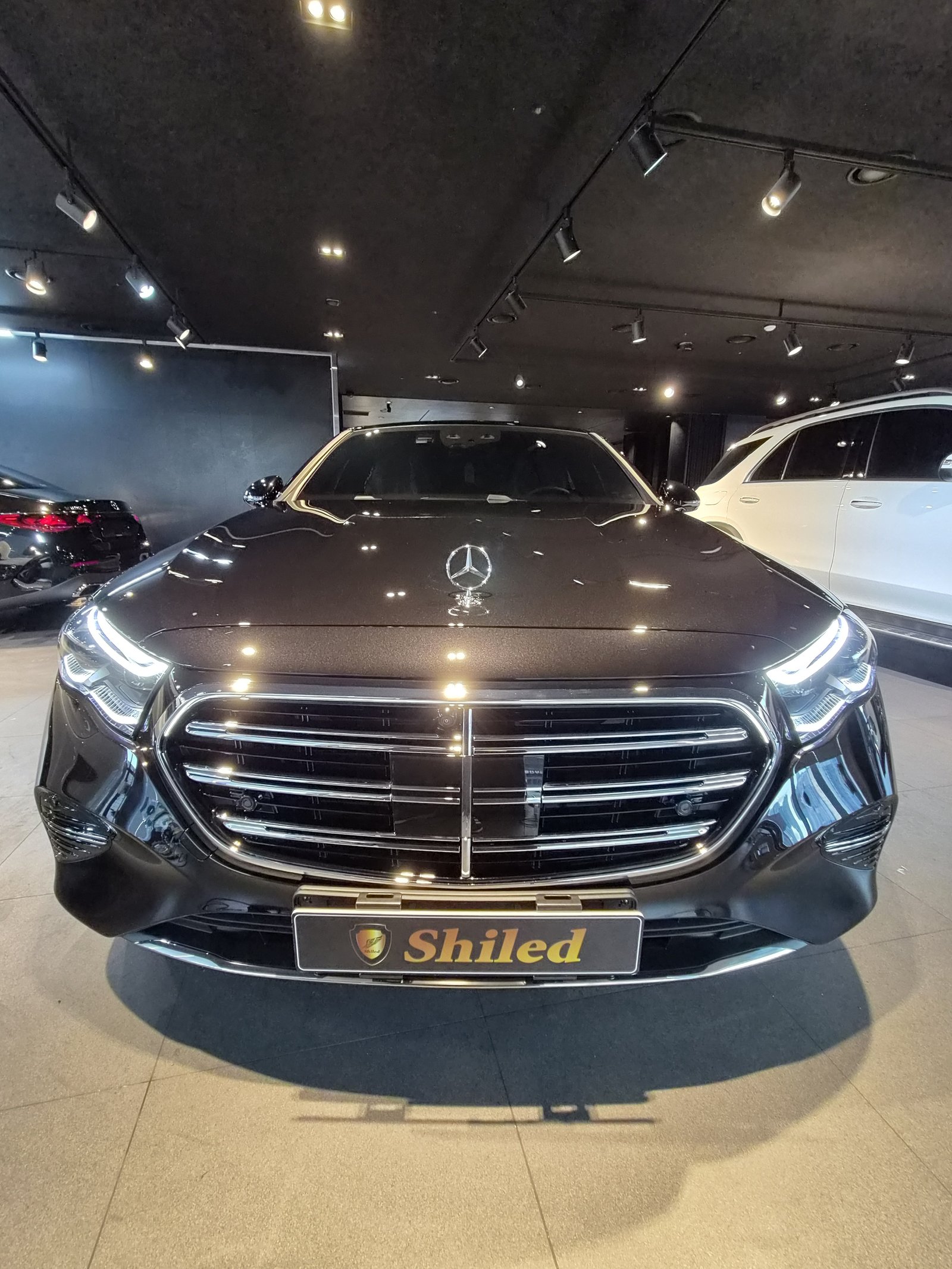 부산 유리막코팅 - 벤츠 E300 검정 신차 F5 시공 전면