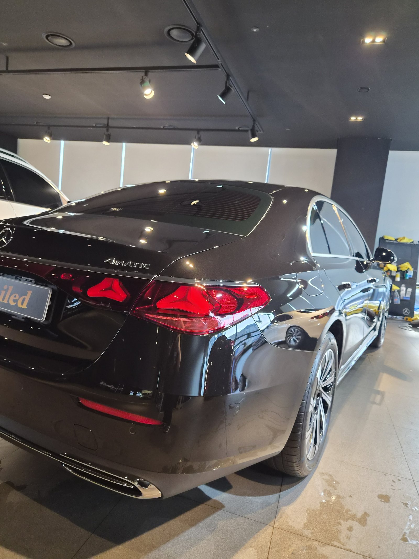 유리막코팅 - E300 검정 신차 후측면 4MATIC 뱃지