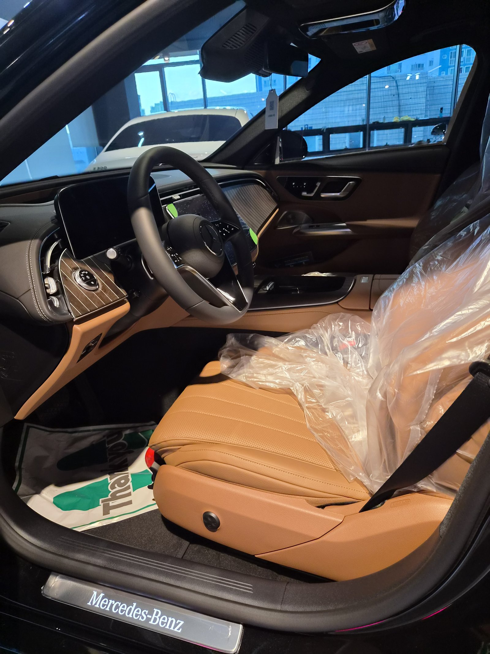 벤츠 E300 검정 신차 실내 - 출고 전 시트 보호비닐 상태