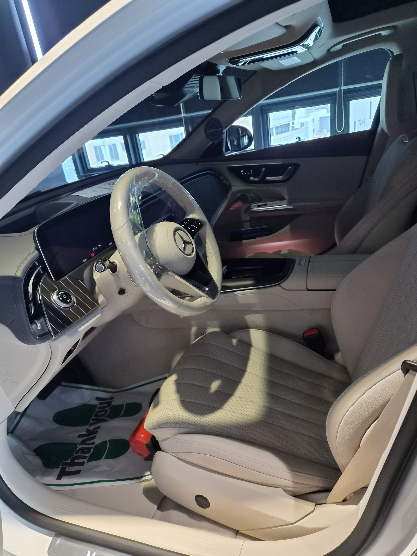 벤츠 E300 백색 신차 실내 스티어링휠 - 시트코팅 전 컨디션