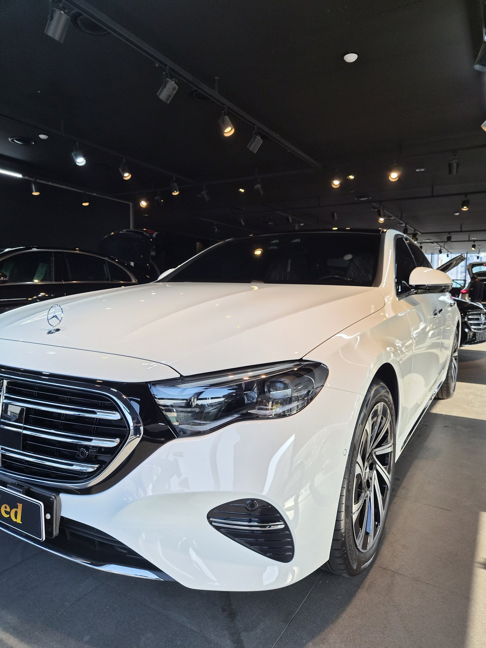 벤츠 E300 백색 신차 전측면 글로시 - 부산 유리막코팅