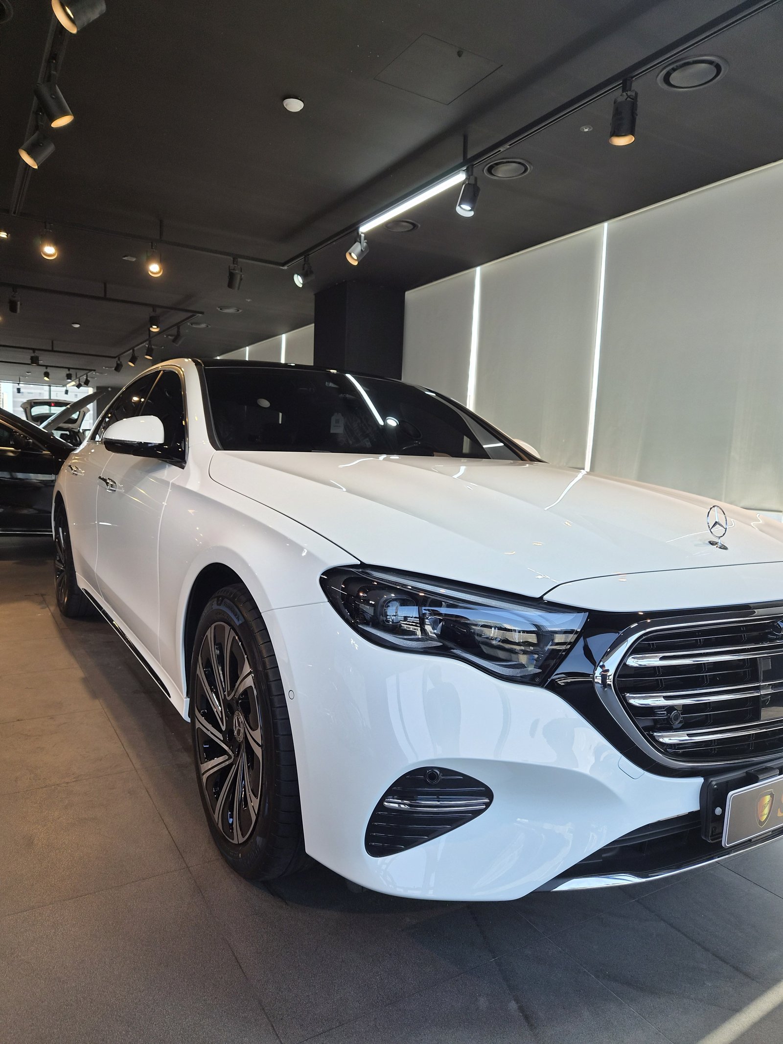 벤츠 E300 백색 신차 측면 프로필 - 유리막코팅