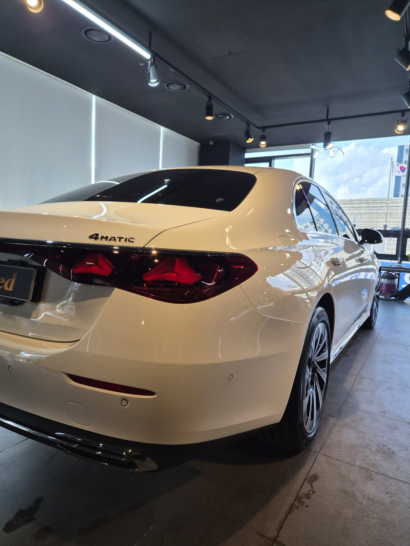 벤츠 E300 4MATIC 백색 신차 후측면 - 유리막코팅 F5