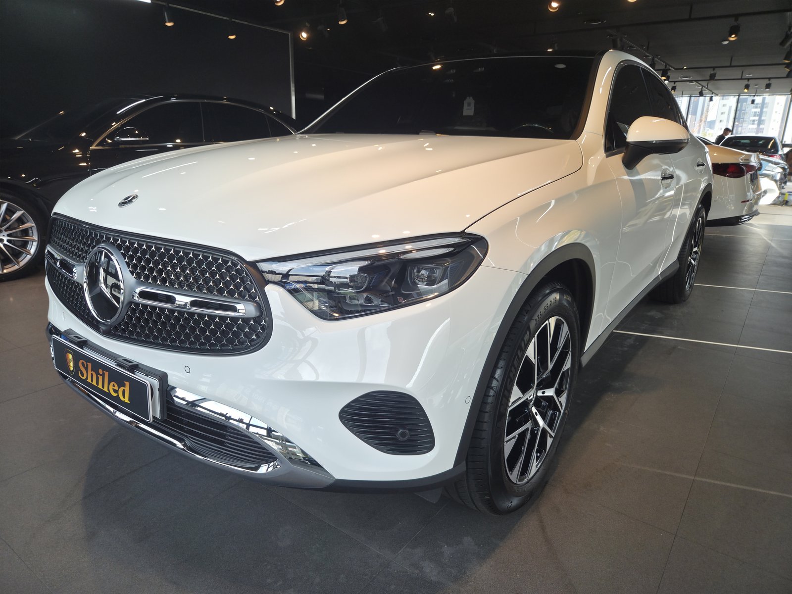 부산 유리막코팅 GLC300 백색 신차 전측면 - 부산 쉴드광택