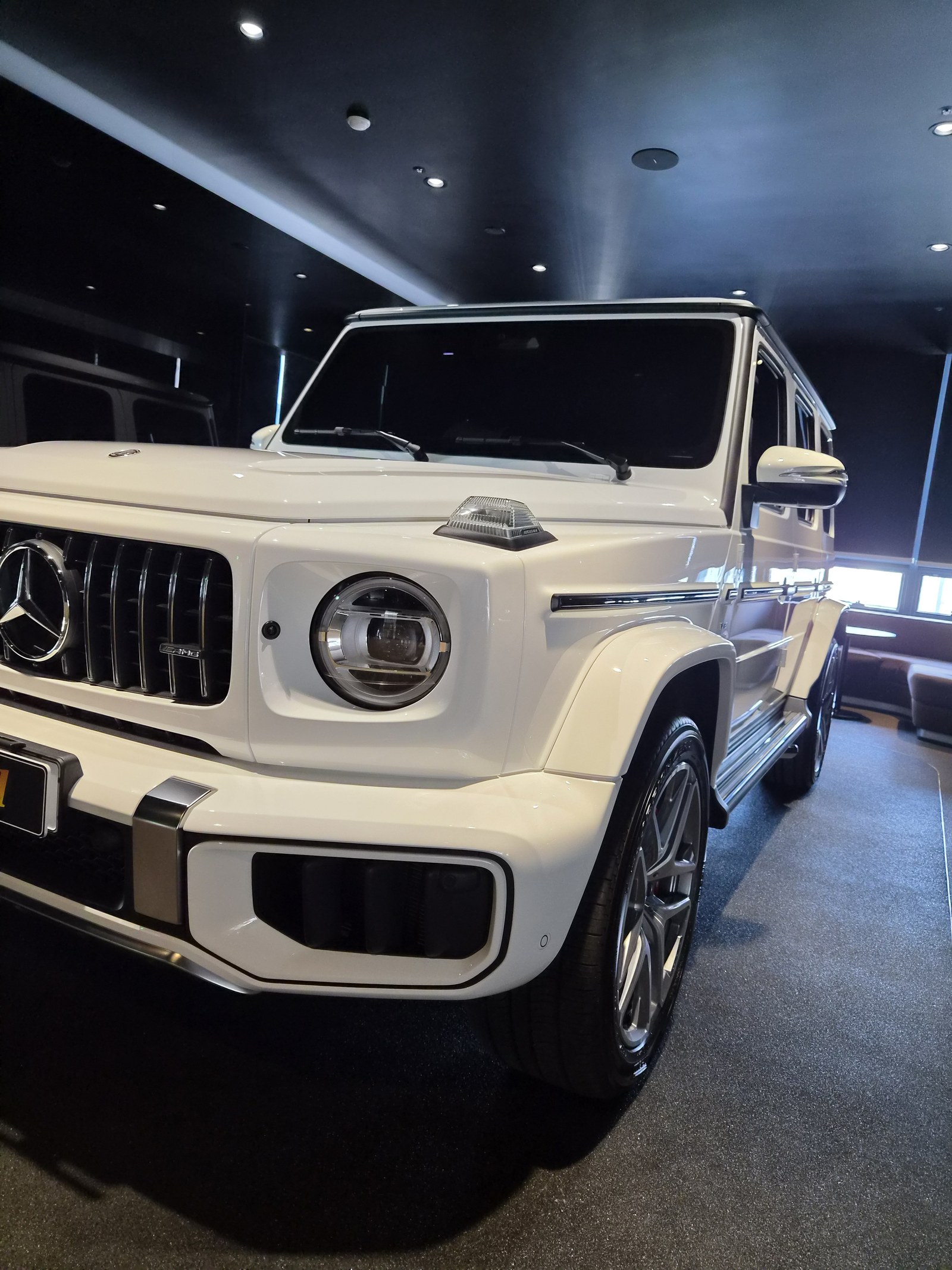 유리막코팅 AMG G63 백색 전측면 그릴 클로즈업 - G-PRO 코팅