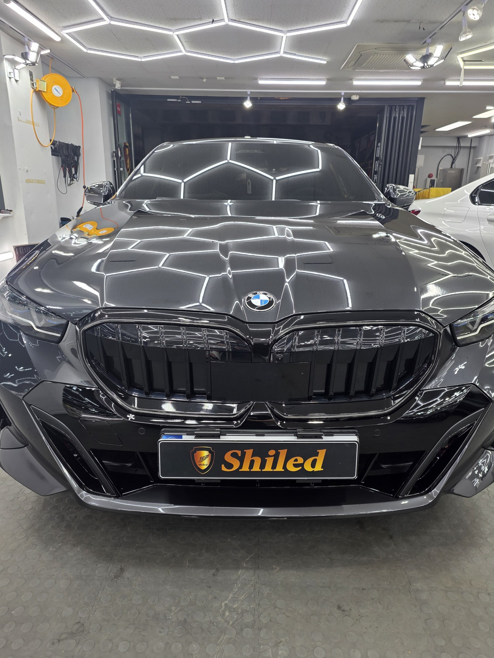 부산 유리막코팅 BMW 520i 그레이 신차 F5 코팅 - 쉴드광택 전면