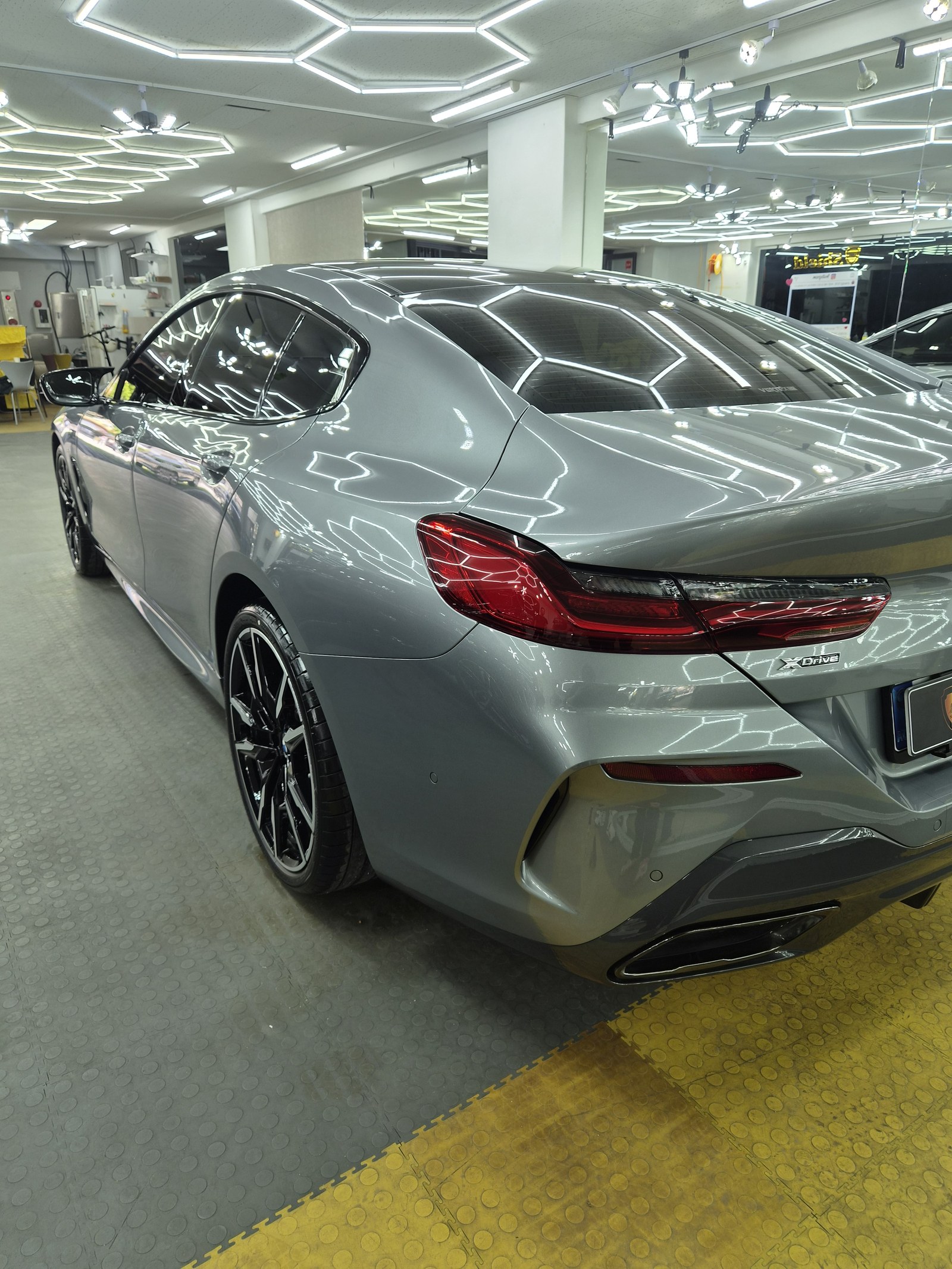 유리막코팅 BMW M850i 그란쿠페 후측면 클로즈업 - G-PRO 코팅