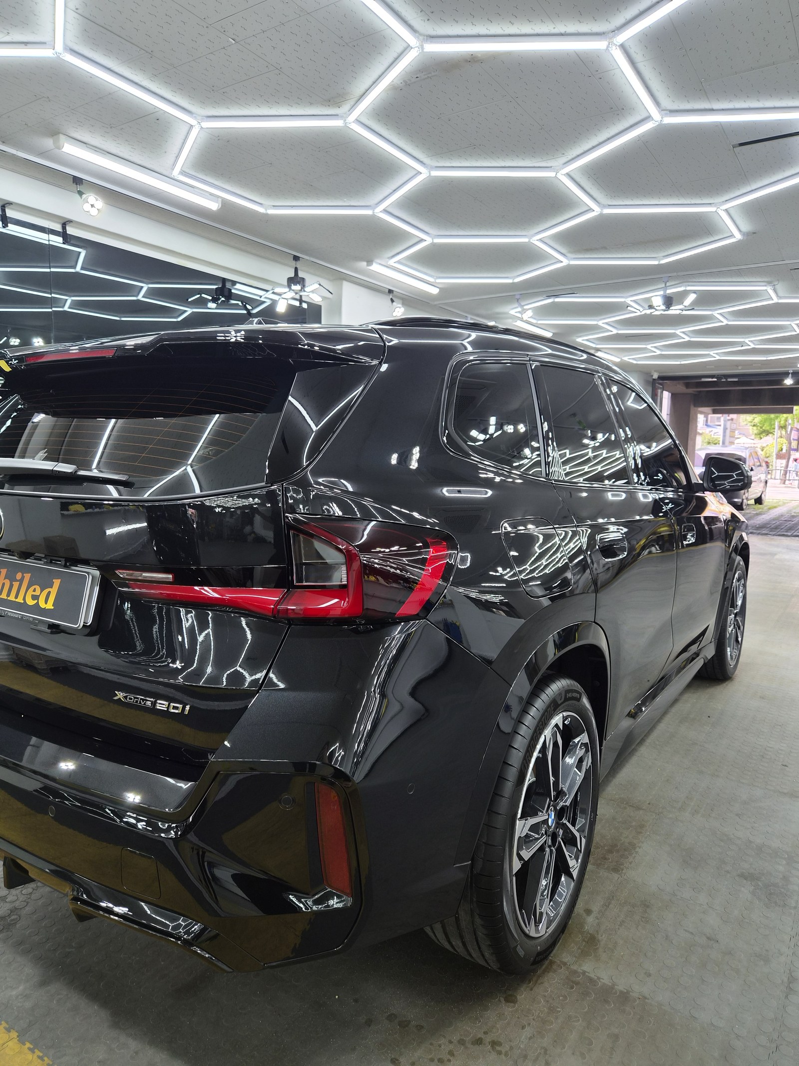 유리막코팅 BMW X1 검정 후측면 - G-PRO 유리막코팅
