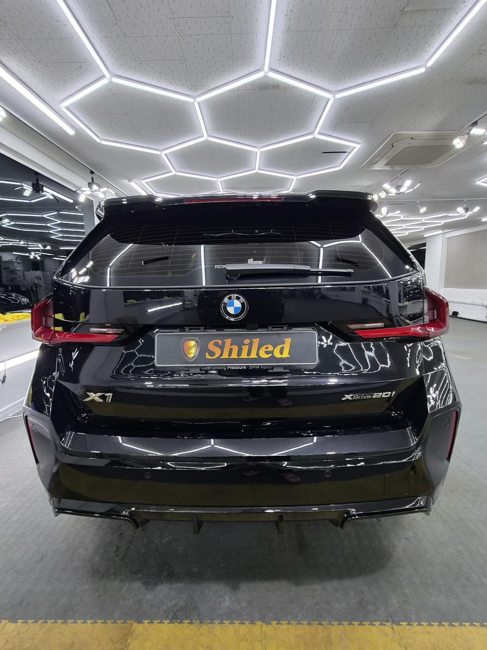 유리막코팅 BMW X1 검정 후면 - 쉴드광택 신차코팅