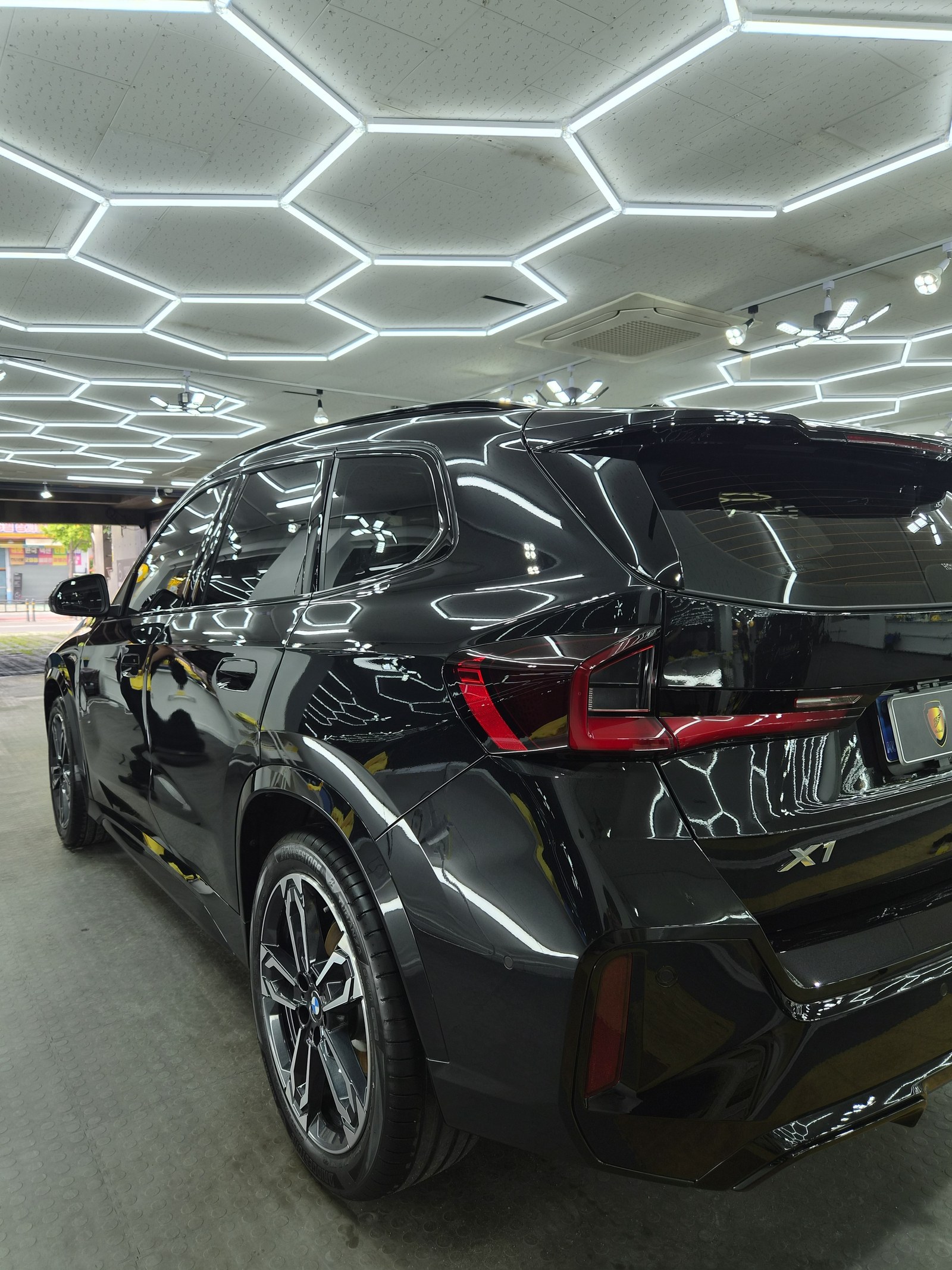 유리막코팅 BMW X1 검정 후측면 클로즈업 - G-PRO 코팅