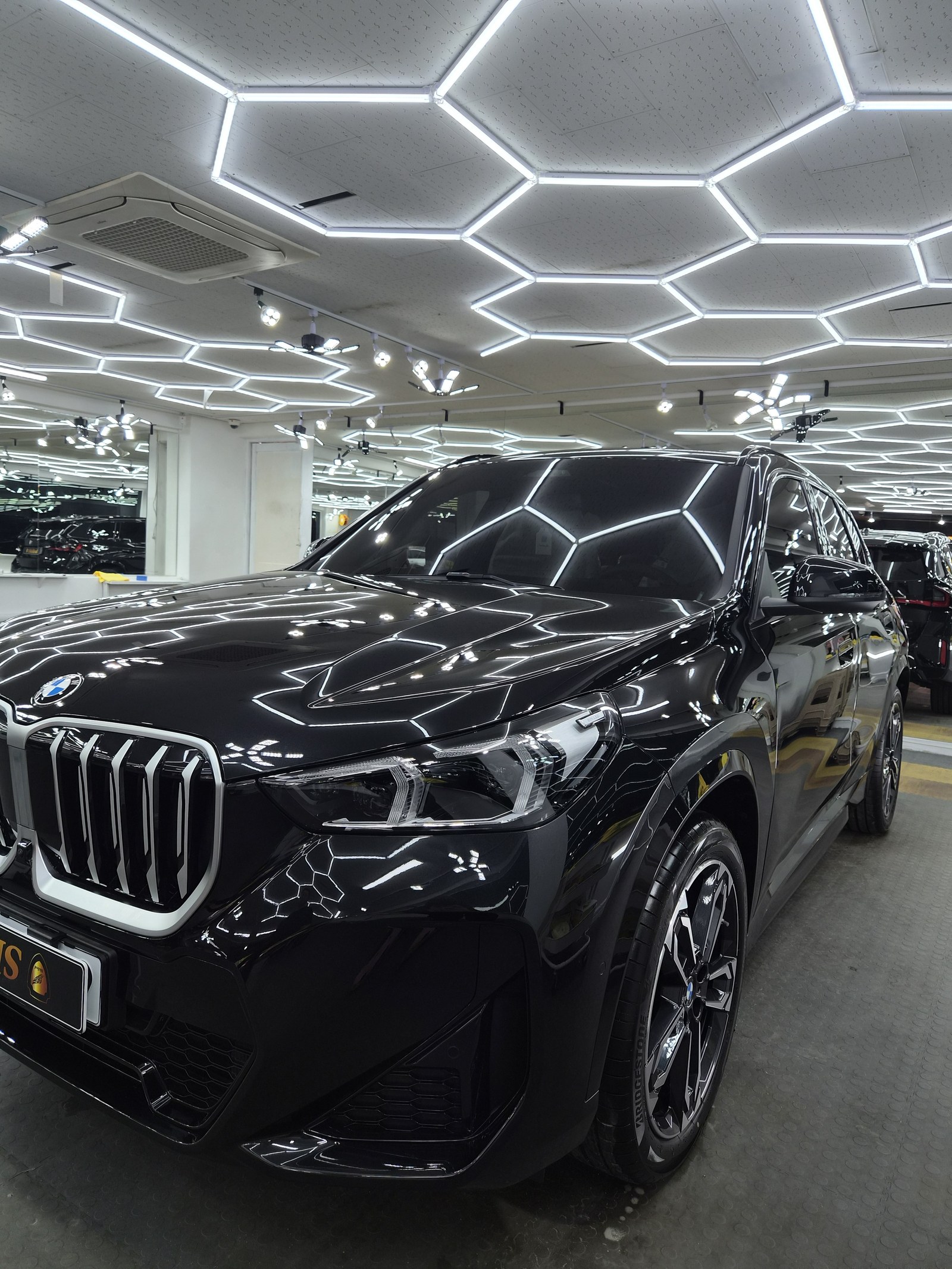 유리막코팅 BMW X1 검정 전측면 - G-PRO 신차코팅