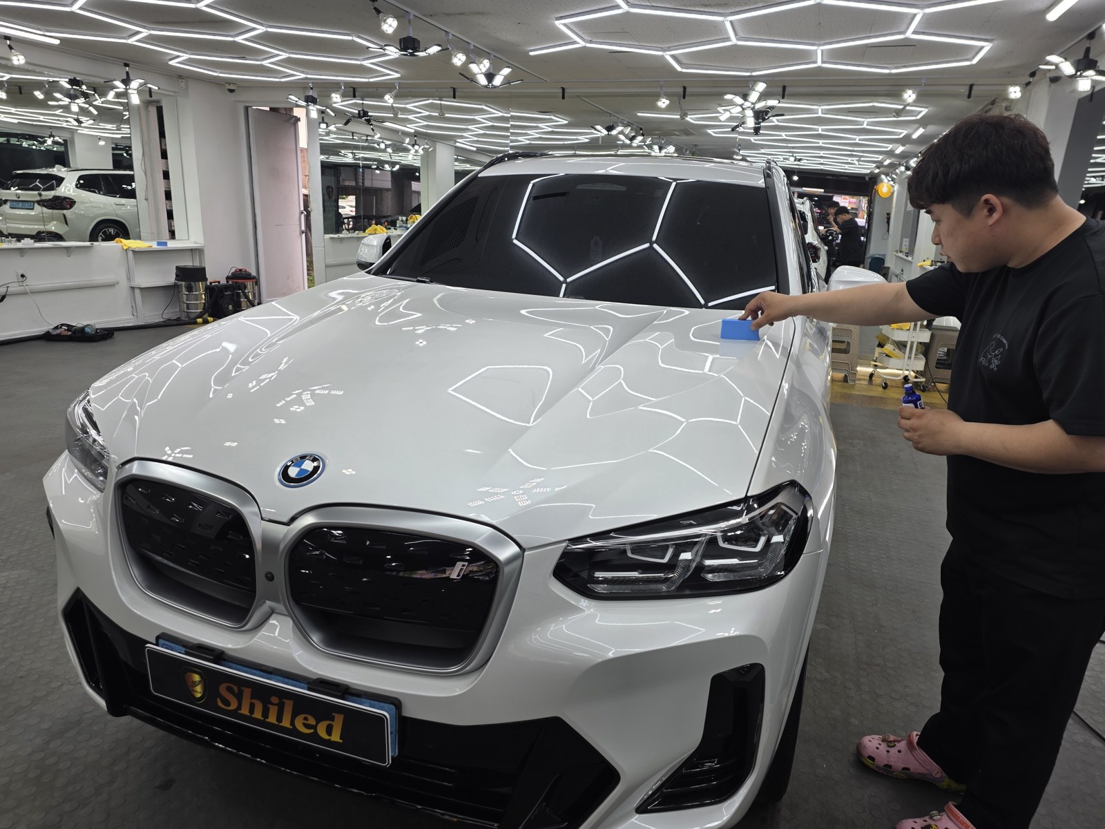 BMW iX3 화이트 광택 유리막코팅 작업 - 부산 쉴드광택
