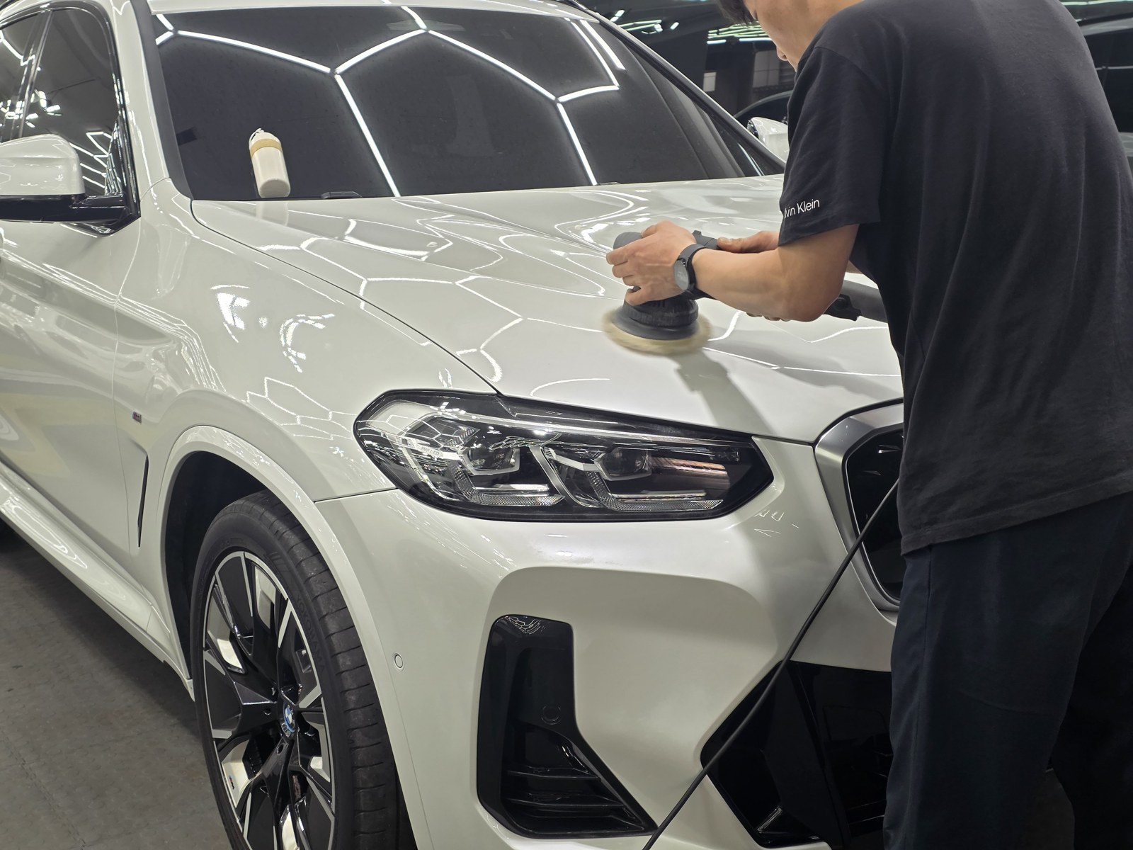 BMW iX3 화이트 펜더 폴리싱 광택 작업 - 부산 쉴드광택