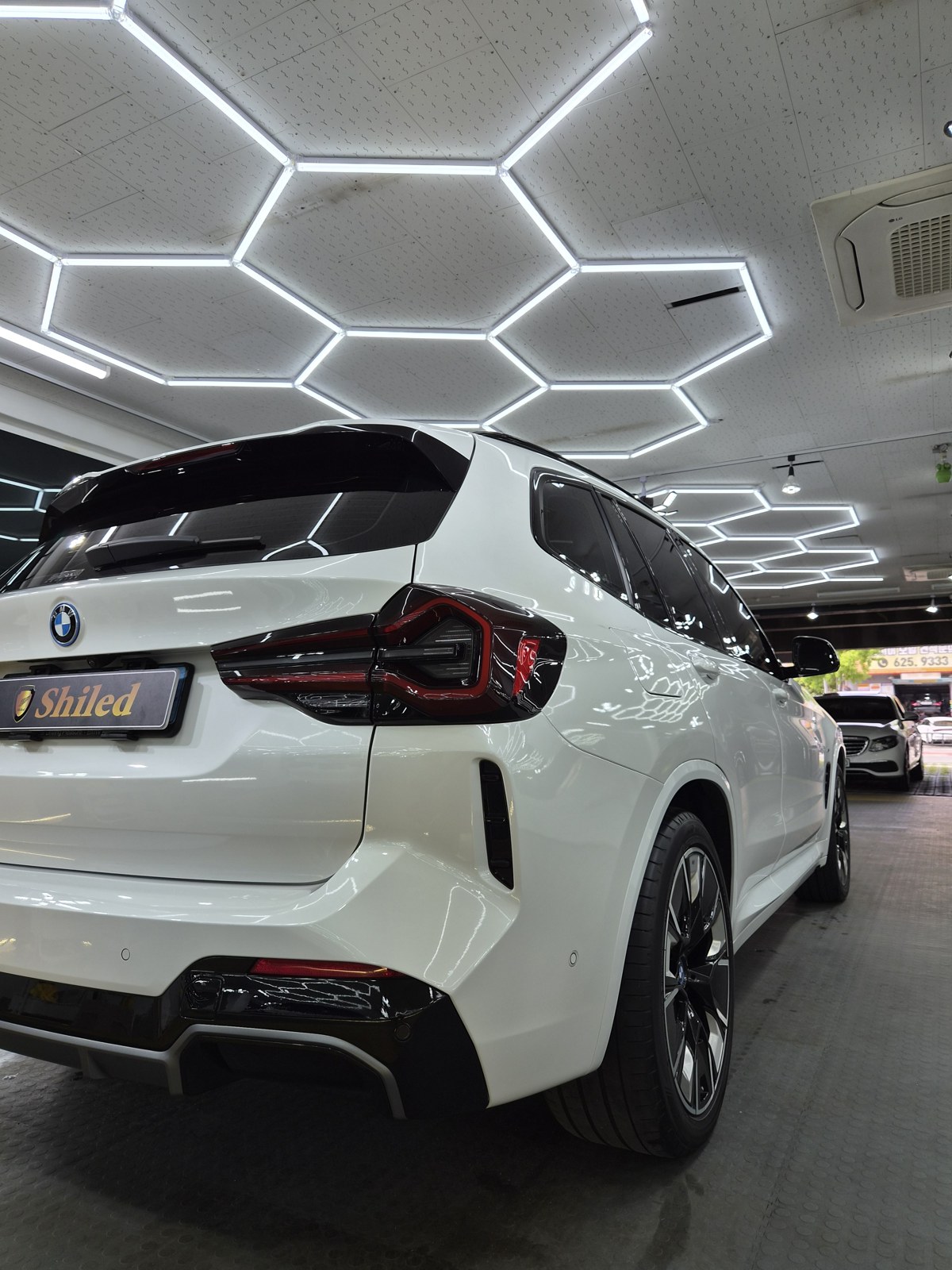 BMW iX3 화이트 측후면 광택 마감 - 부산 쉴드광택