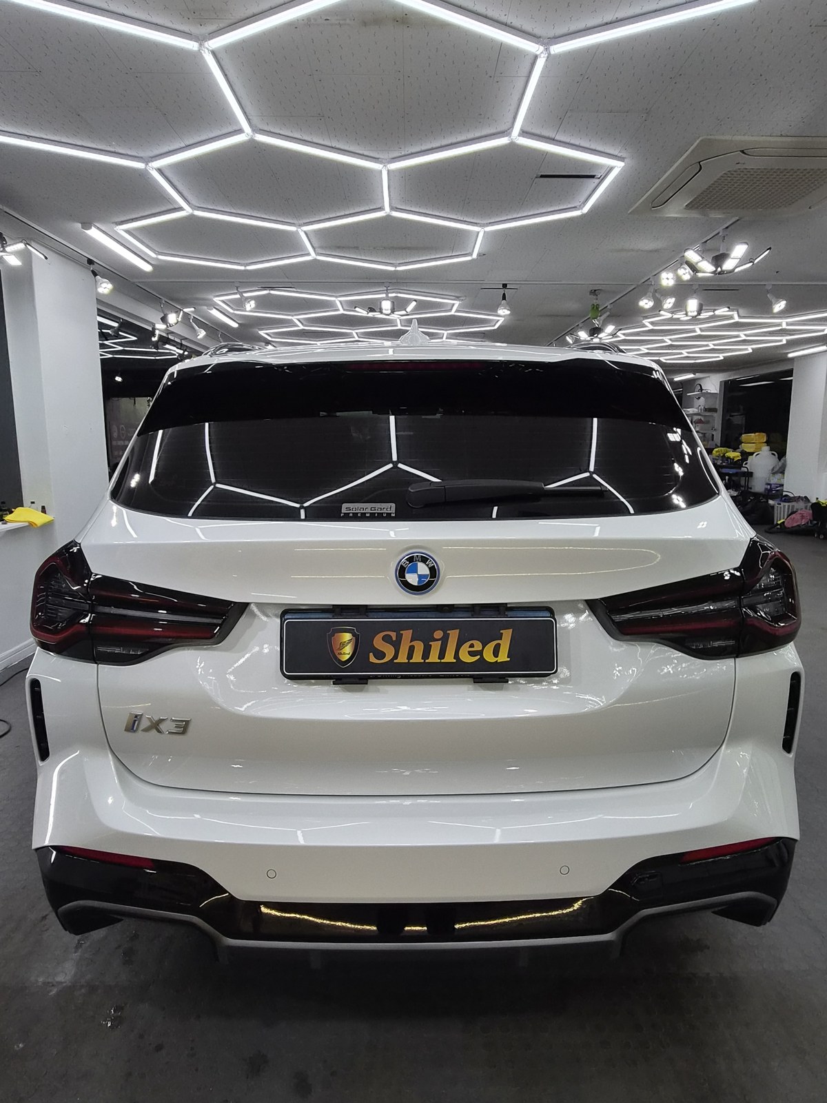 BMW iX3 화이트 후면 광택 후 반사 - 부산 유리막코팅