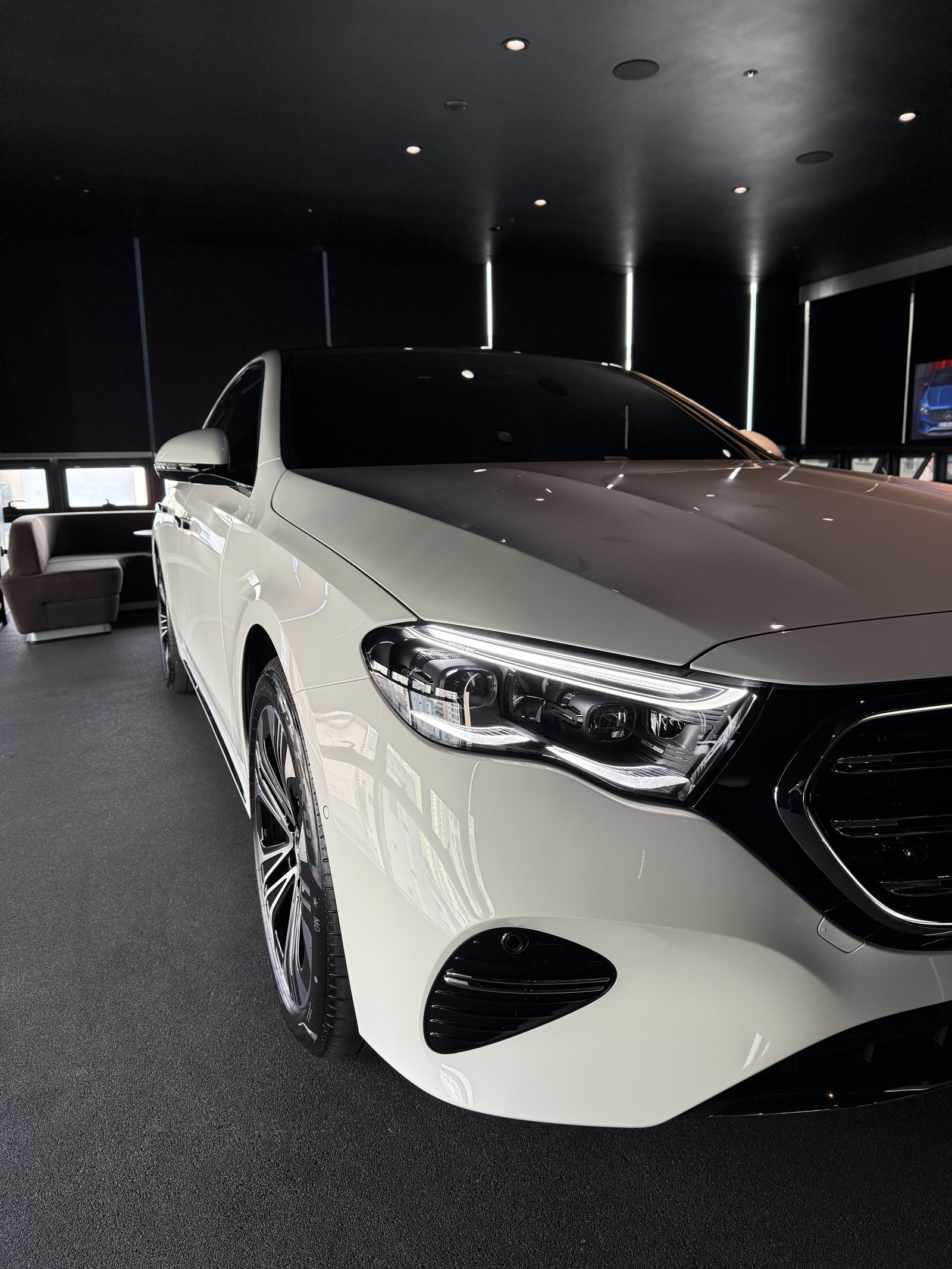 유리막코팅 E350e 백색 전측면 - F5 신차코팅