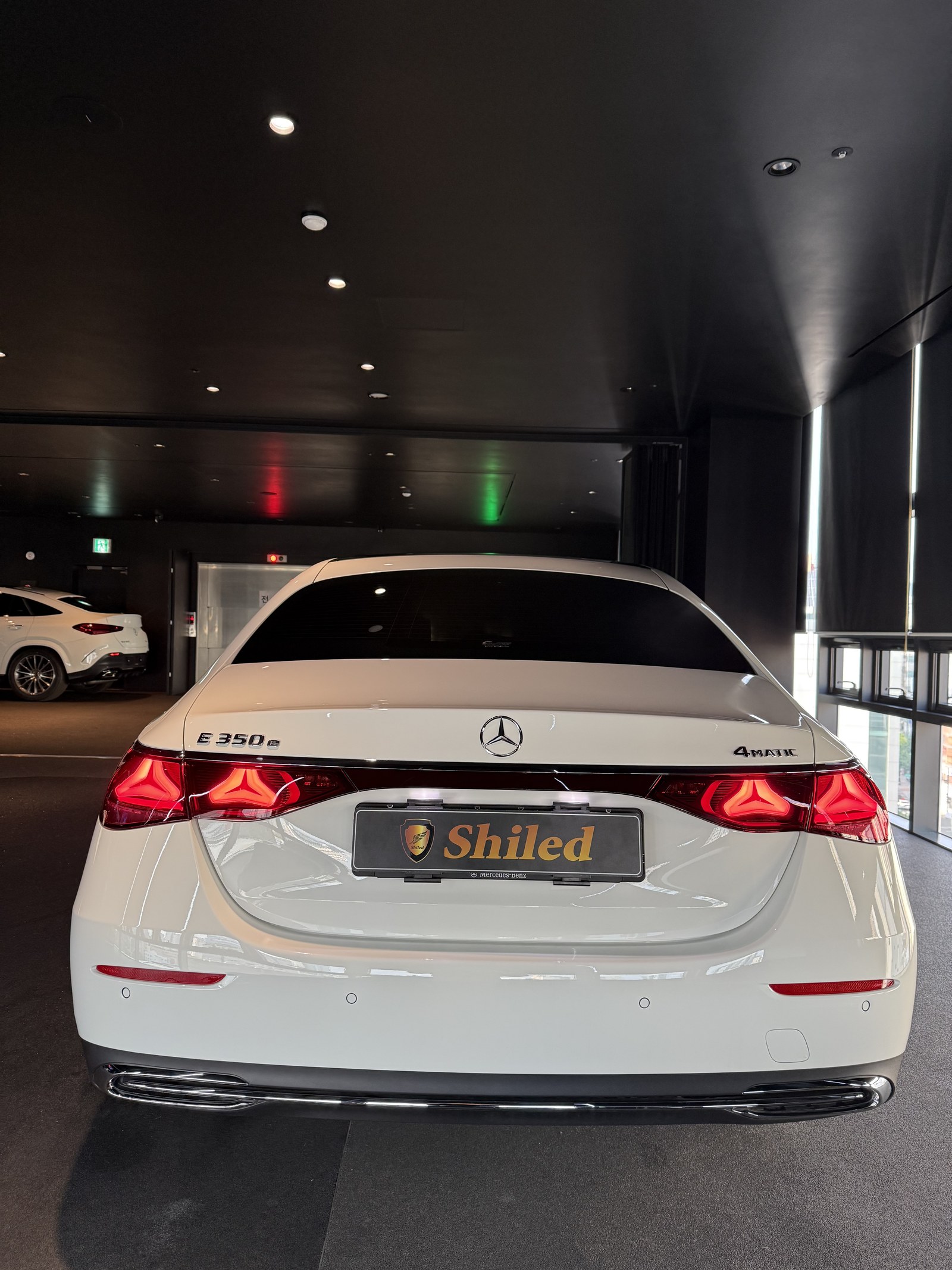 유리막코팅 E350e 백색 후면 - F5 유리막코팅