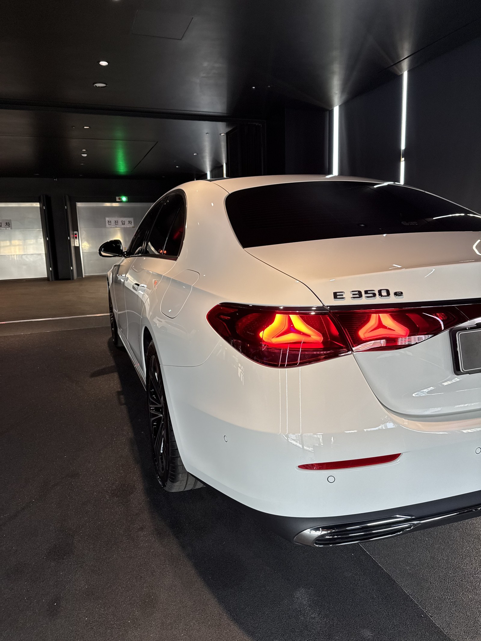 유리막코팅 E350e 백색 측후면 - 신차 유리막코팅