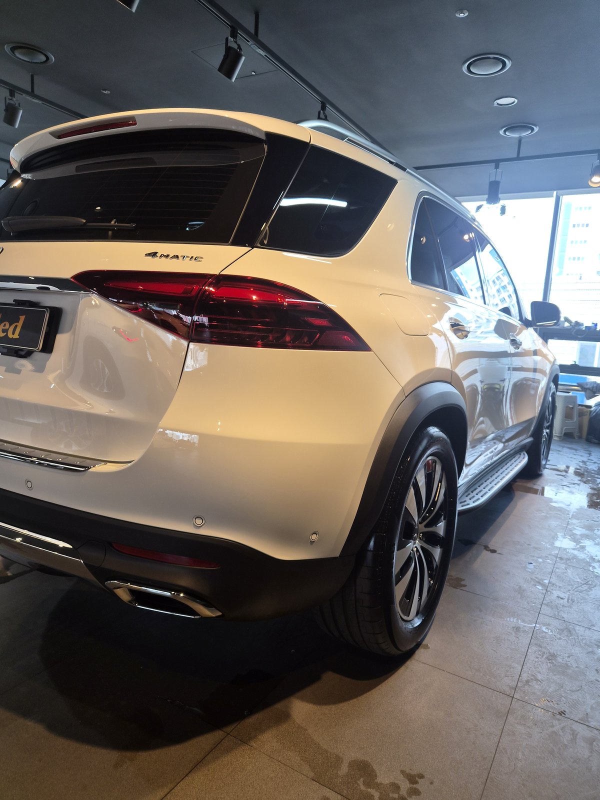 유리막코팅 GLE450 백색 후측면 - 쉴드광택 신차코팅