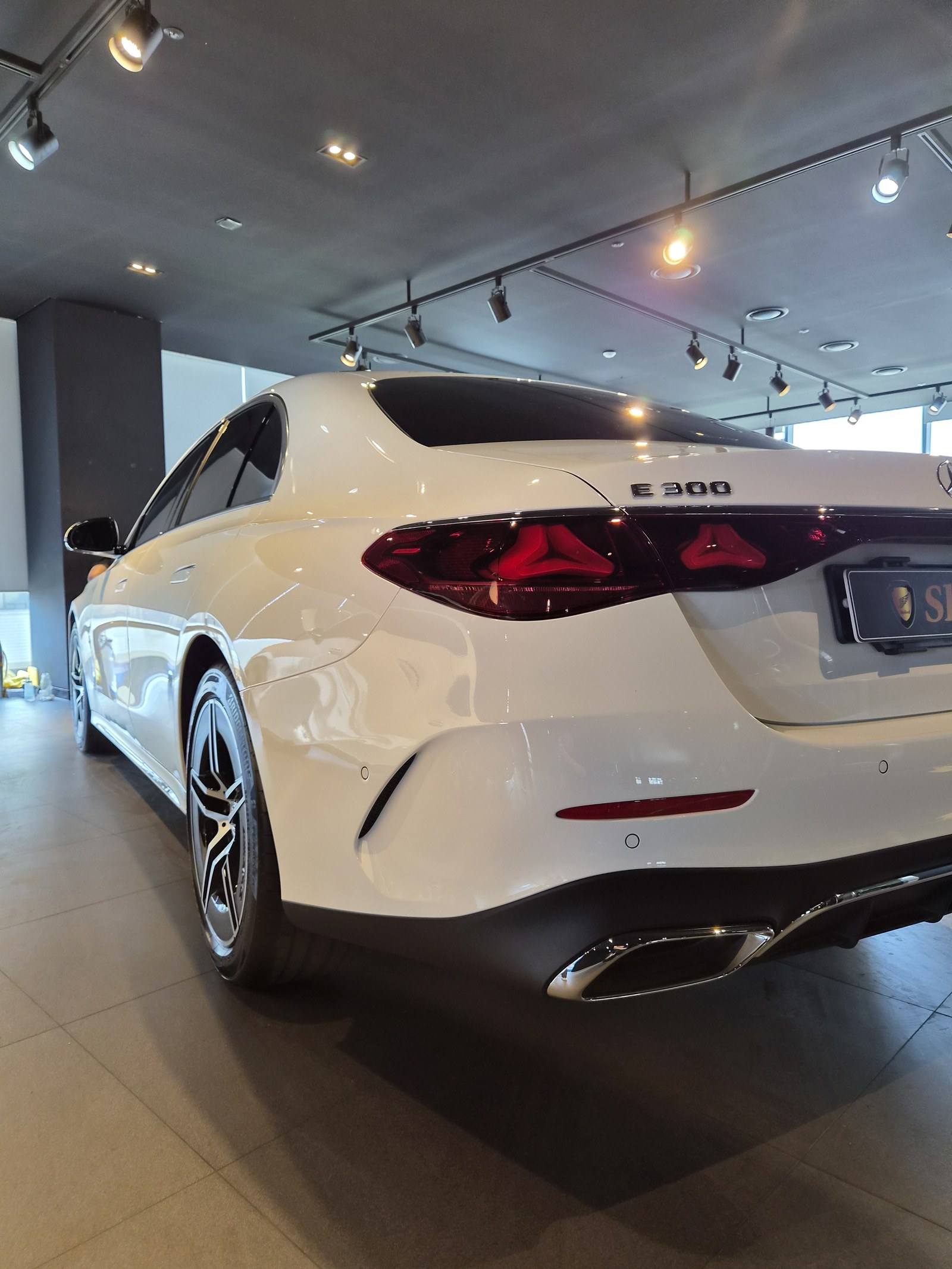 벤츠 E200 백색 전측면 - 부산 쉴드광택