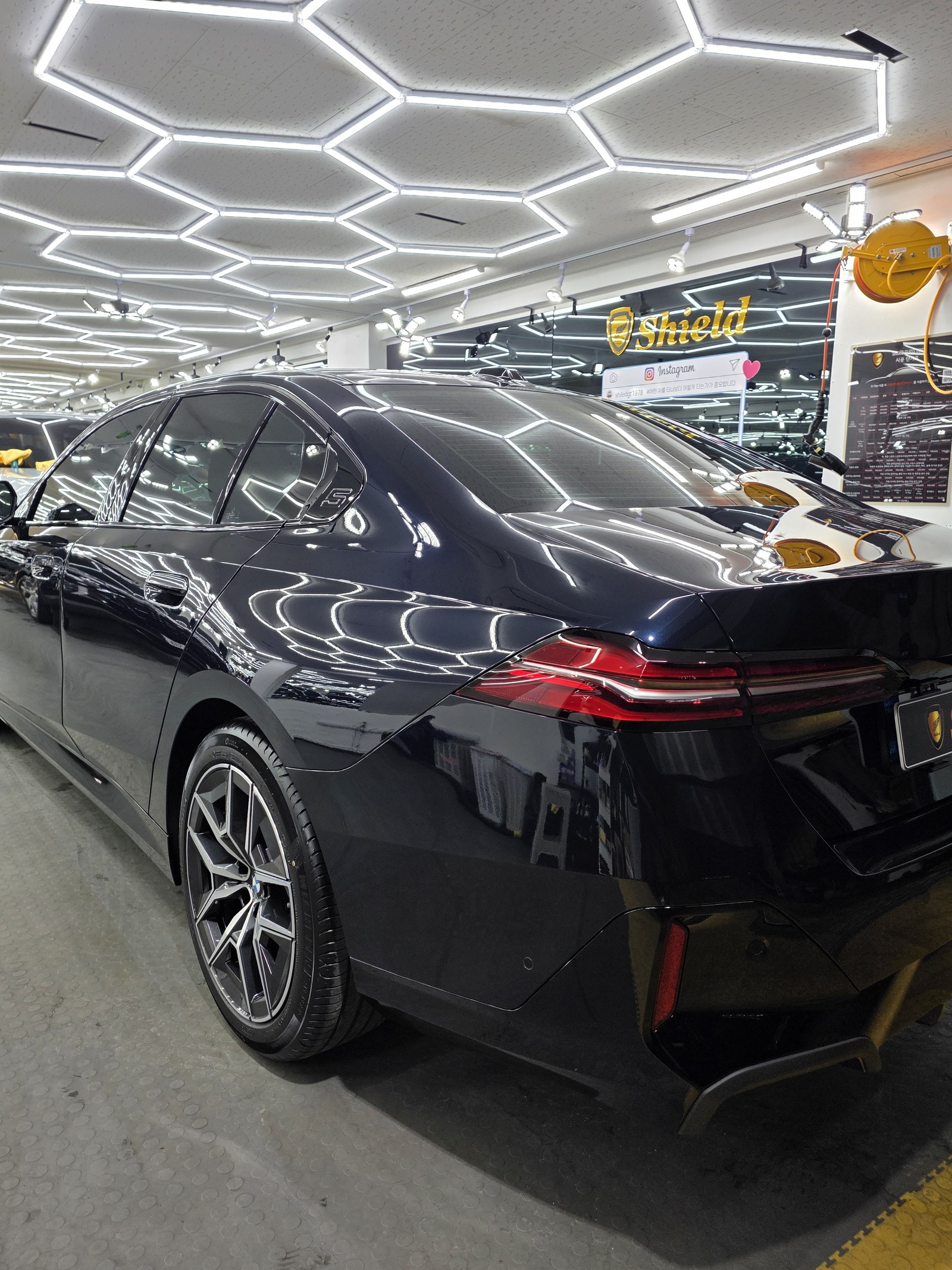 BMW 520i 블루 신차 전면 그릴 - 부산 유리막코팅