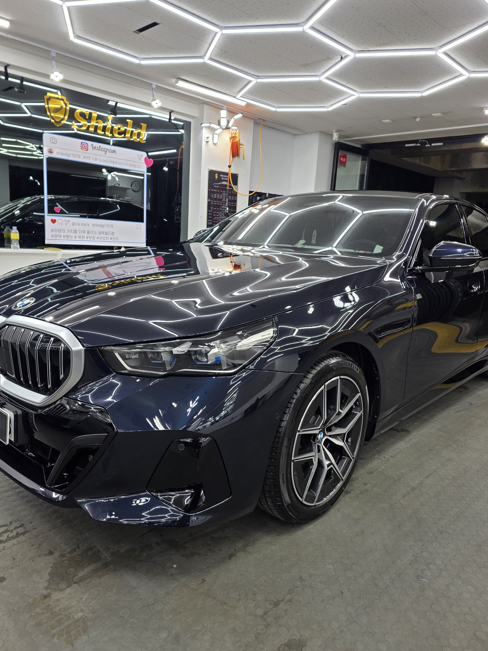 BMW 520i 블루 휠 그릴 - 출고 전 컨디션