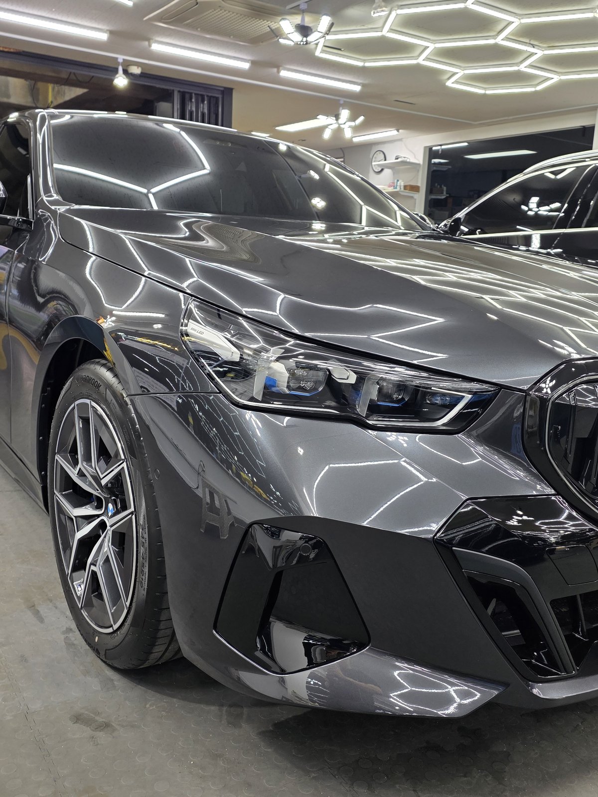 부산 유리막코팅 BMW 520i 전측면 - 출고 전 컨디션