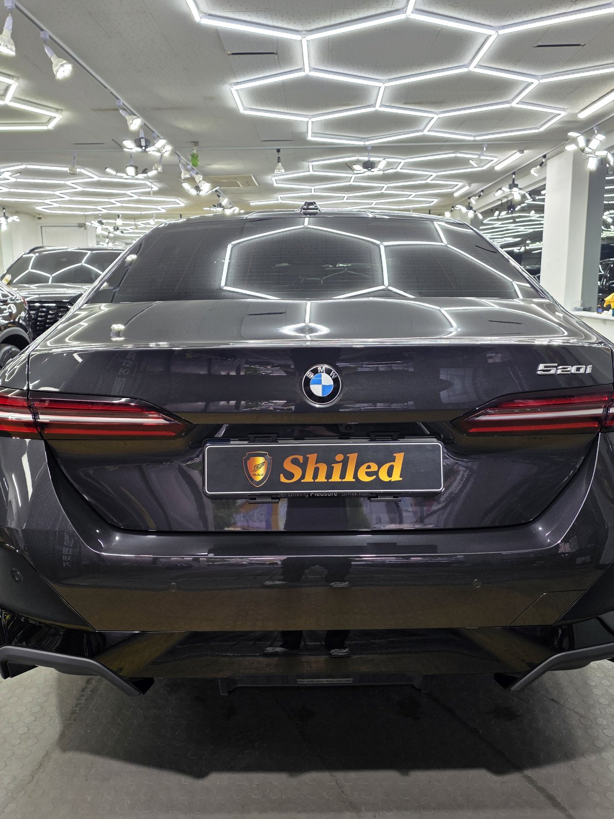 유리막코팅 BMW 520i 그레이 후측면 - 쉴드광택 신차코팅
