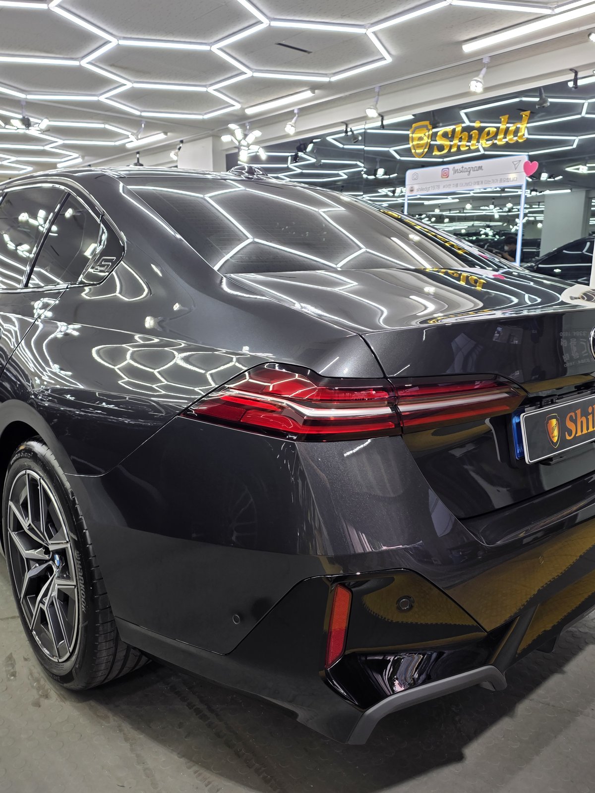유리막코팅 BMW 520i 그레이 후면 - F5 유리막코팅
