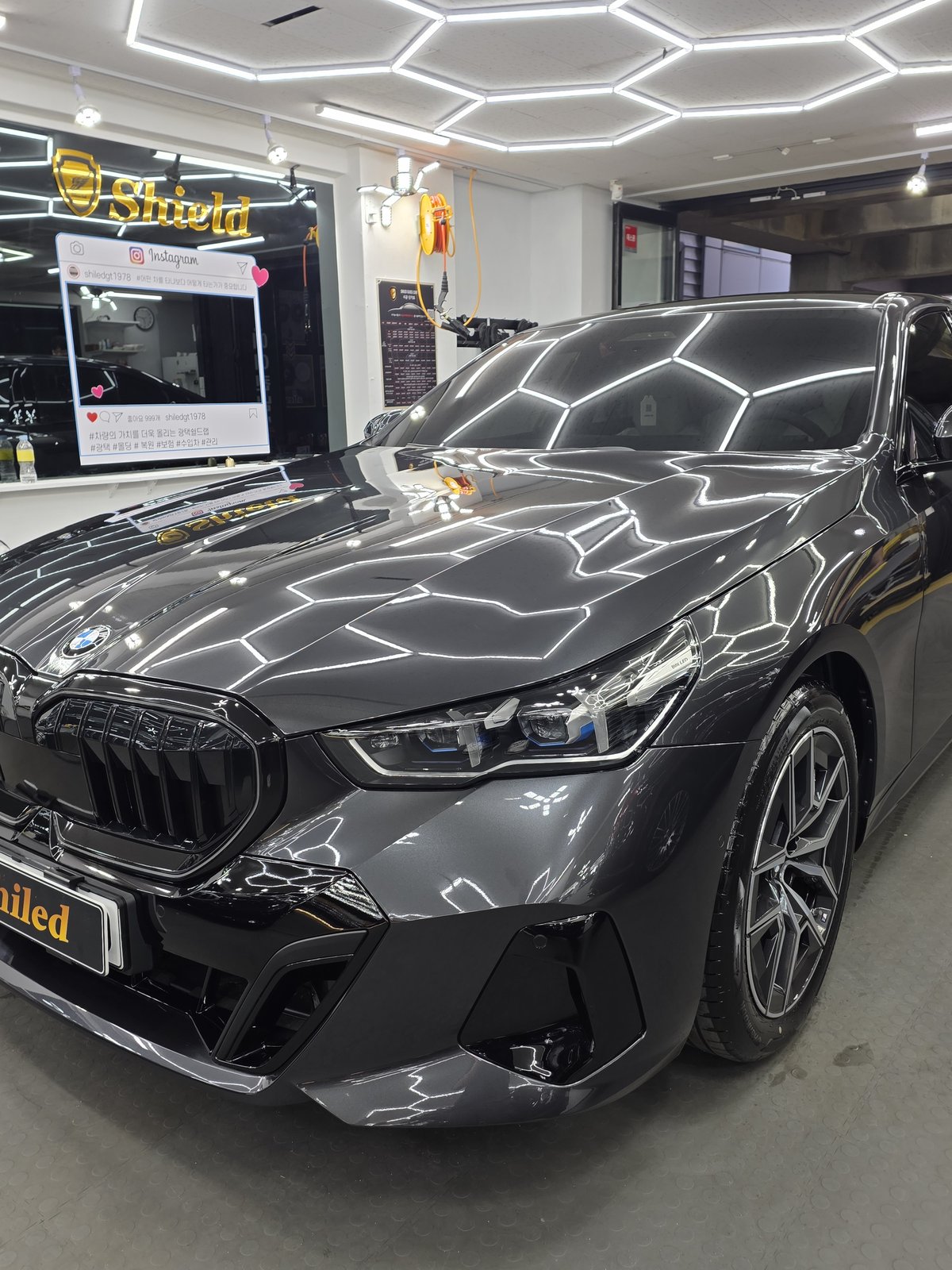 유리막코팅 BMW 520i 그레이 측후면 - 신차 유리막코팅