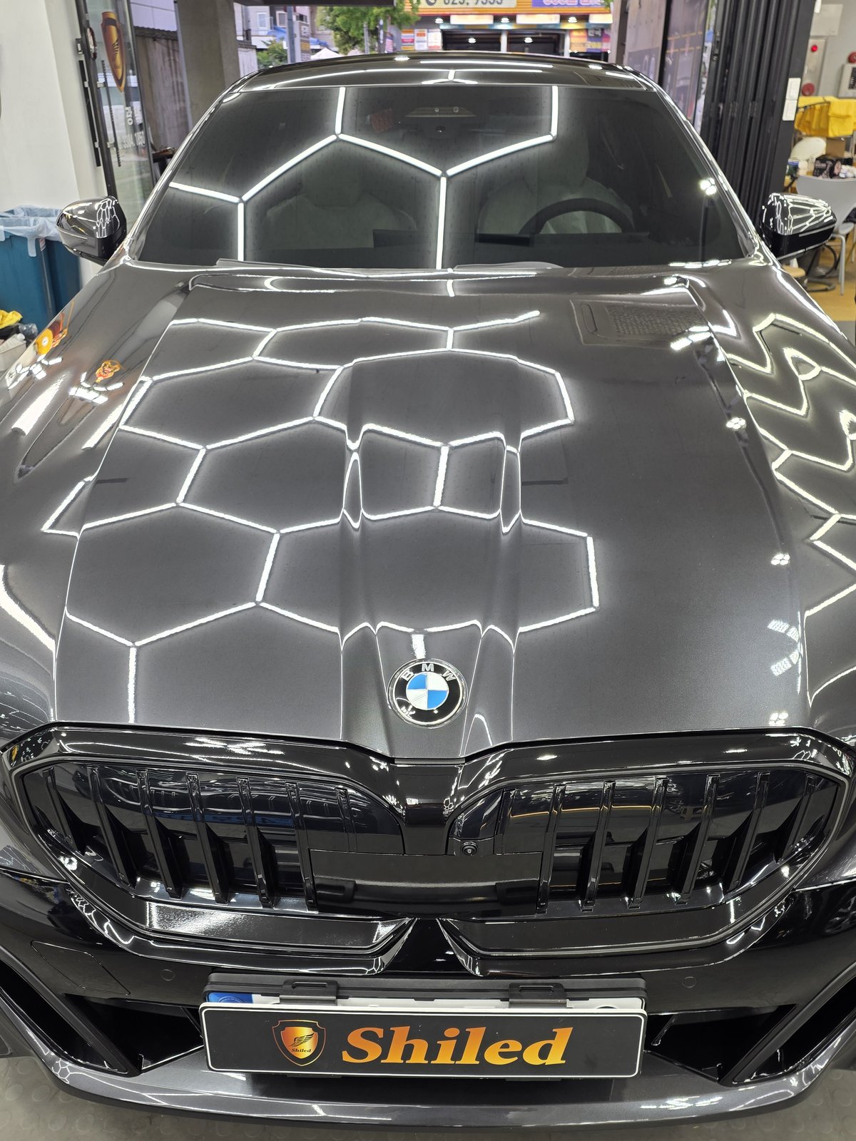 유리막코팅 BMW 520i 그레이 전측면 클로즈업 - F5 코팅