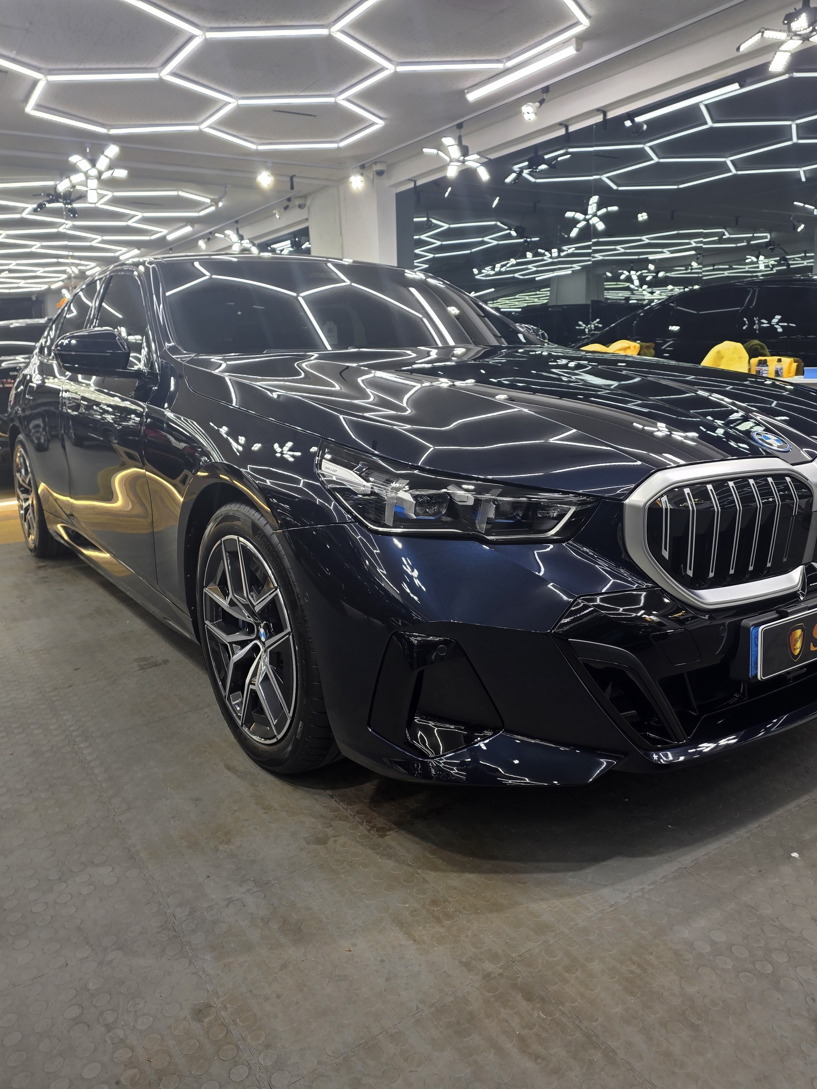 BMW i5 블루 전측면 곡면 - 부산 유리막코팅