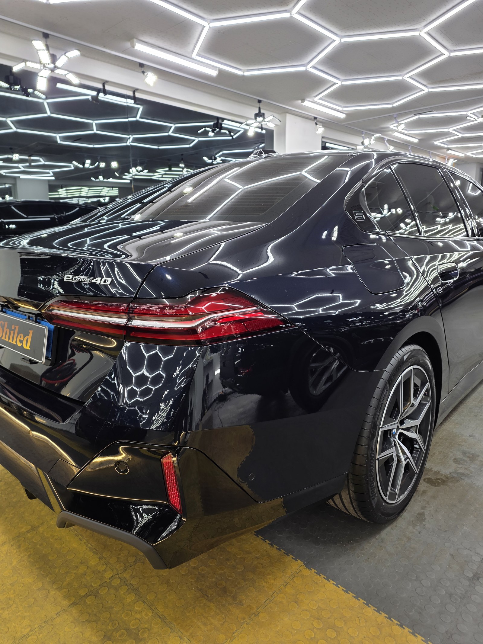 BMW i5 블루 후측면 - 부산 쉴드광택 신차코팅