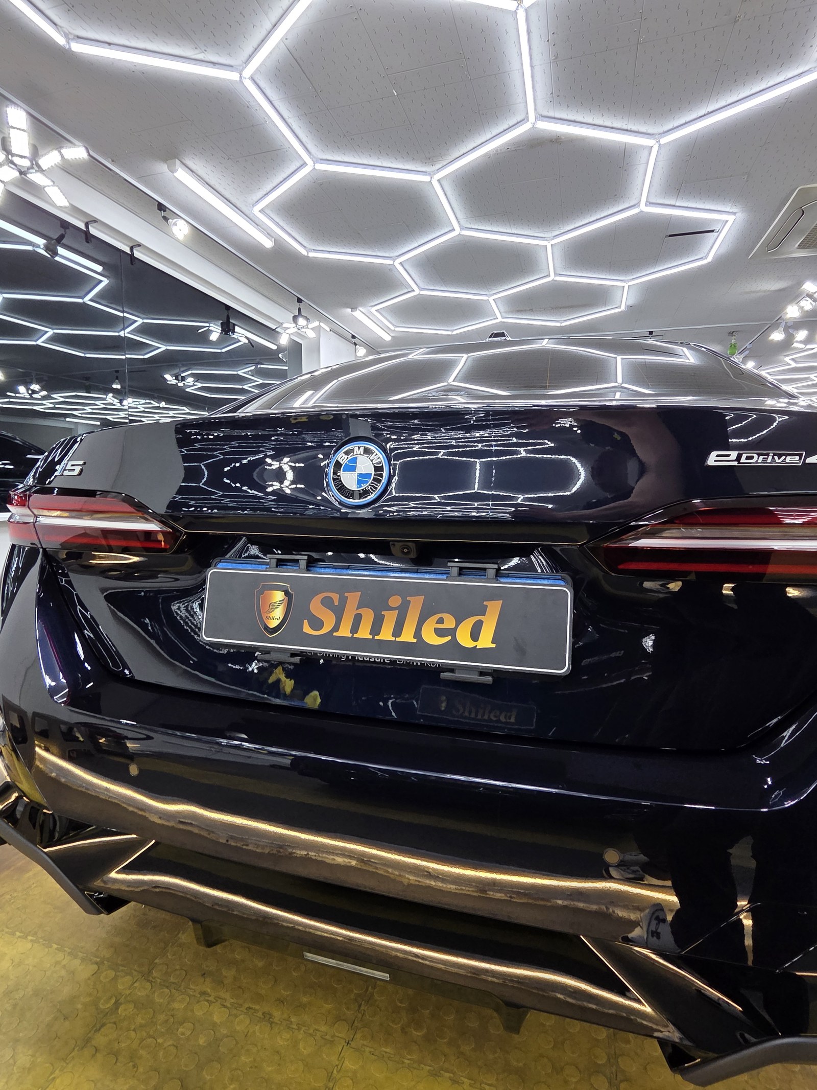 BMW i5 블루 후면 - 부산 쉴드광택 신차코팅