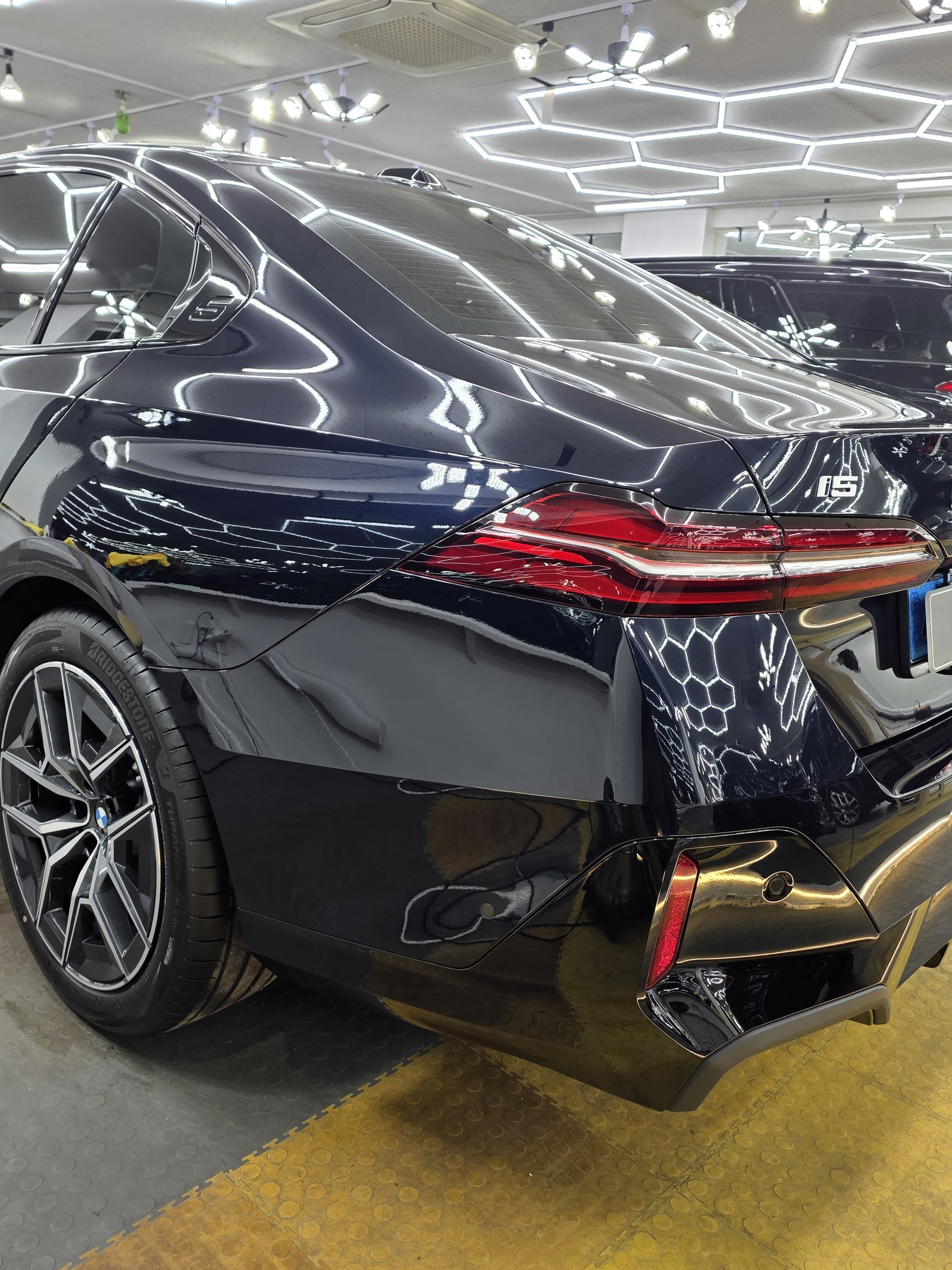 BMW i5 블루 전측면 그릴 - 부산 유리막코팅