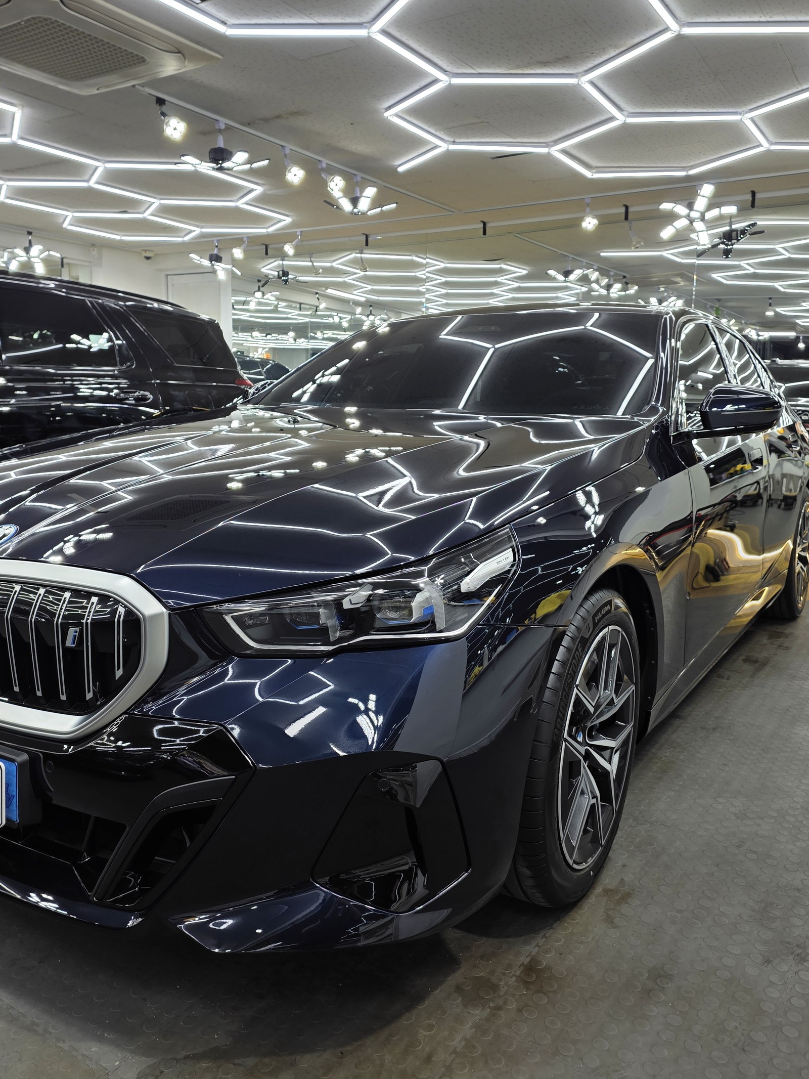 BMW i5 블루 측면 - 부산 쉴드광택