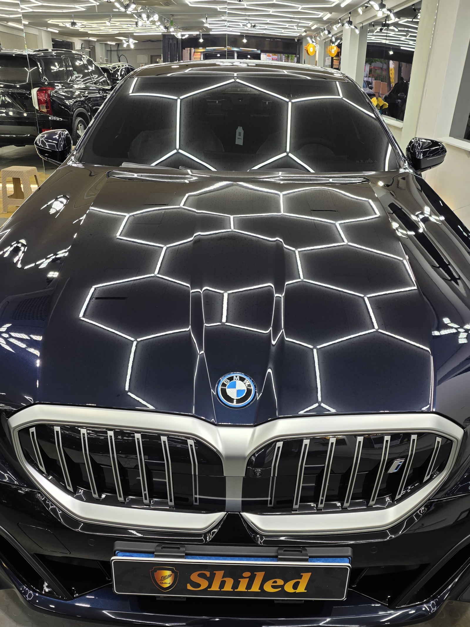 BMW i5 블루 전면 클로즈업 - 부산 유리막코팅