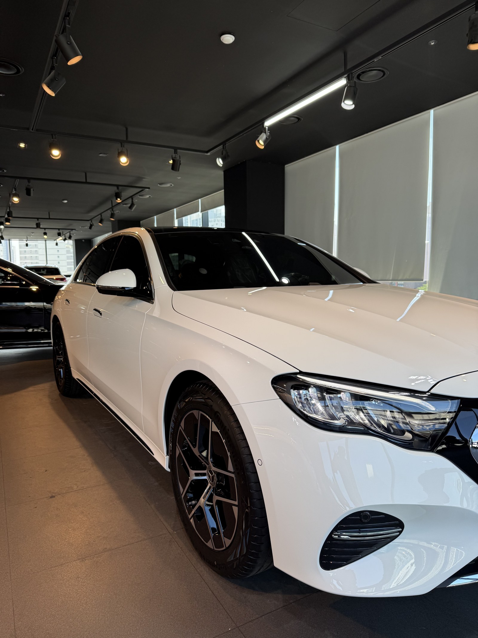 부산 벤츠 E200 화이트 신차 전측면 F5 유리막코팅