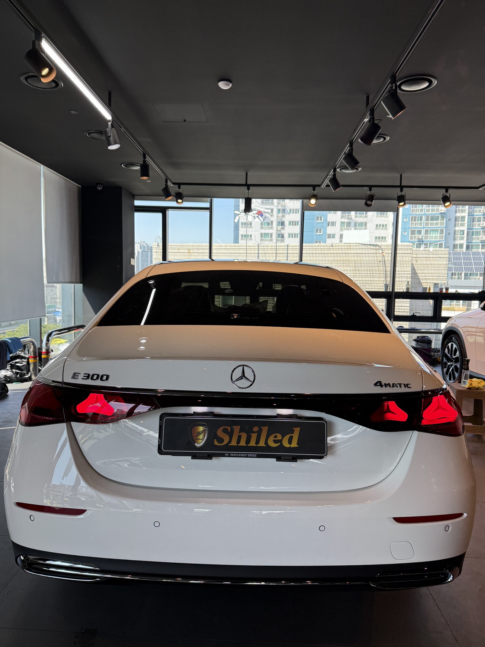 부산 벤츠 E200 화이트 신차 후면 쉴드광택