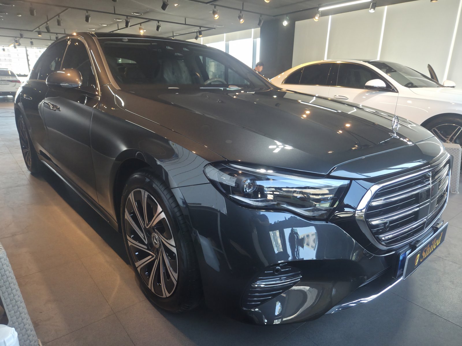 벤츠 E300 그레이 전측면 글로시 - 부산 유리막코팅