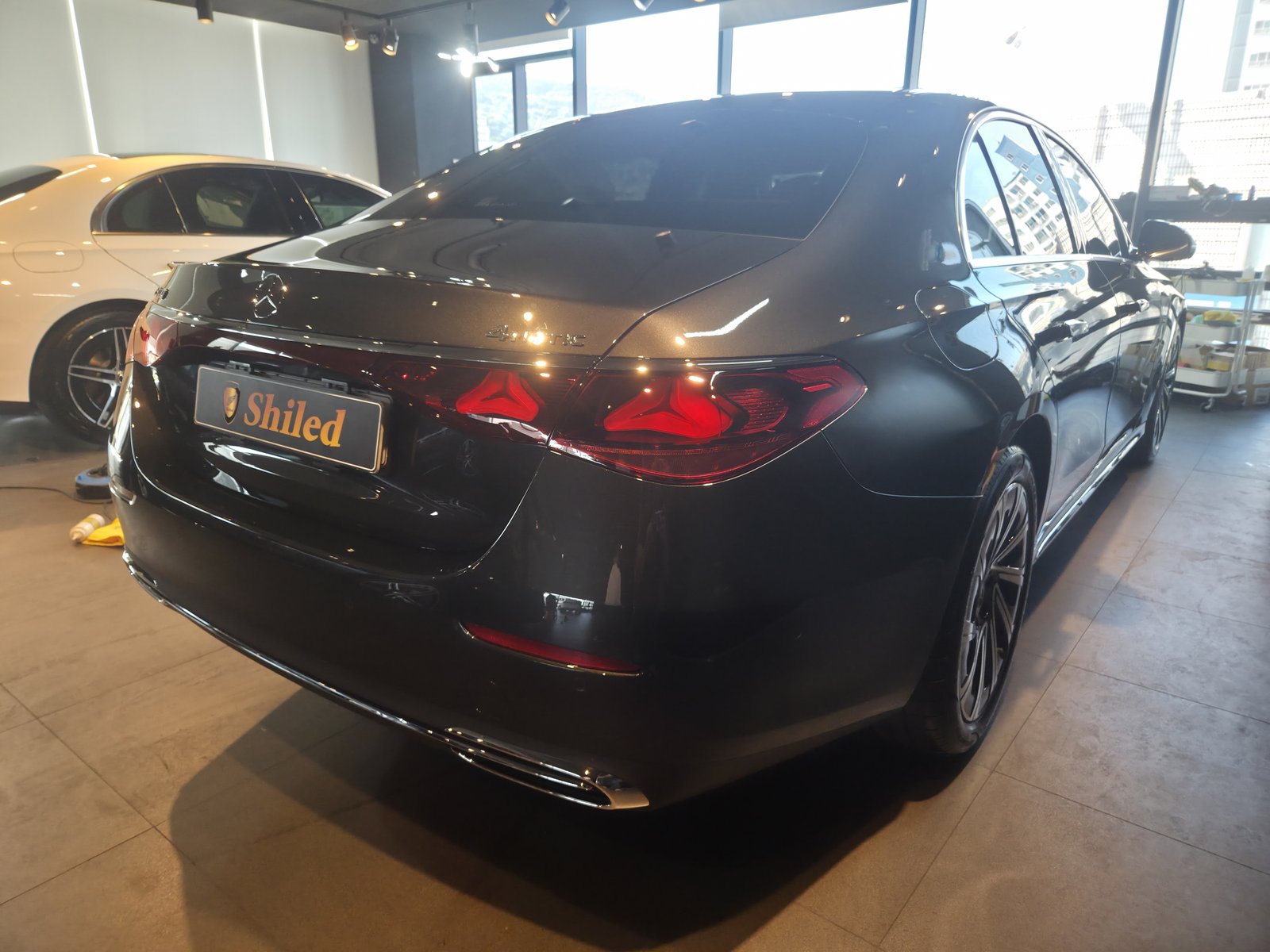 벤츠 E300 그레이 신차 그릴 - 부산 쉴드광택 신차코팅