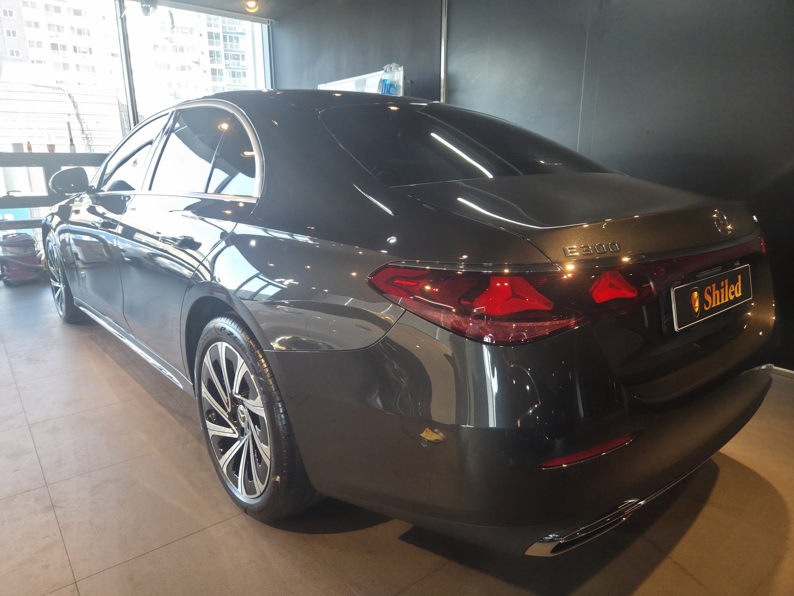 벤츠 E300 그레이 신차 후면 - 부산 유리막코팅