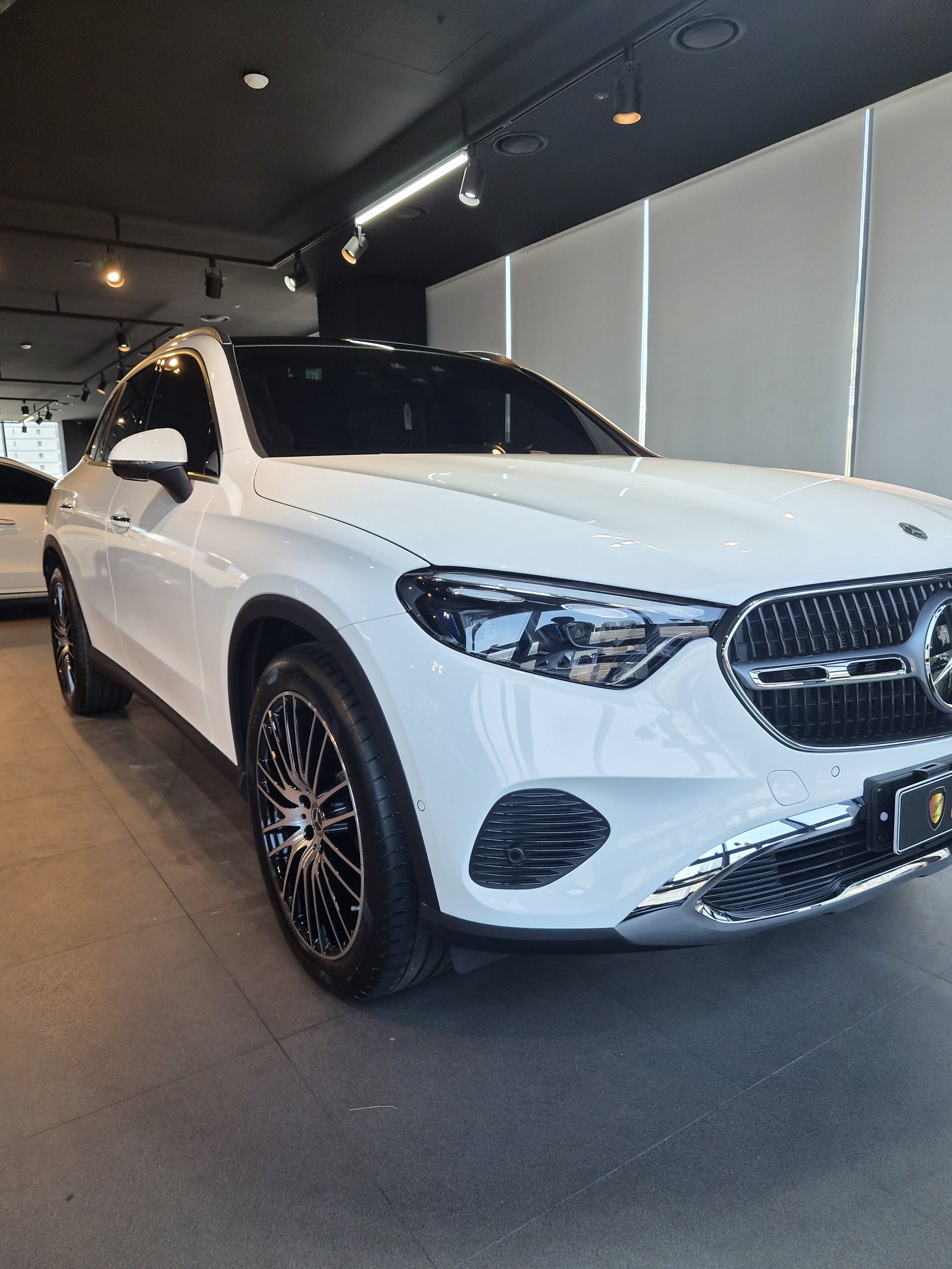 벤츠 GLC300 백색 전측면 글로시 - 부산 유리막코팅